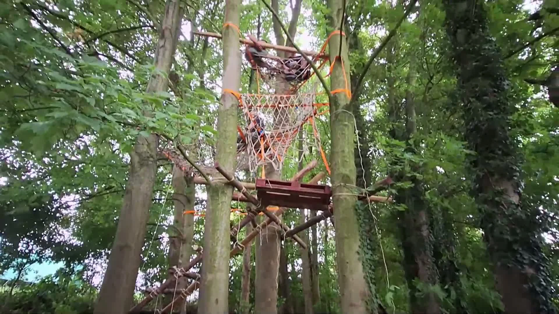 Scouts Houwaart bouwt vuur op recordhoogte van 10 meter