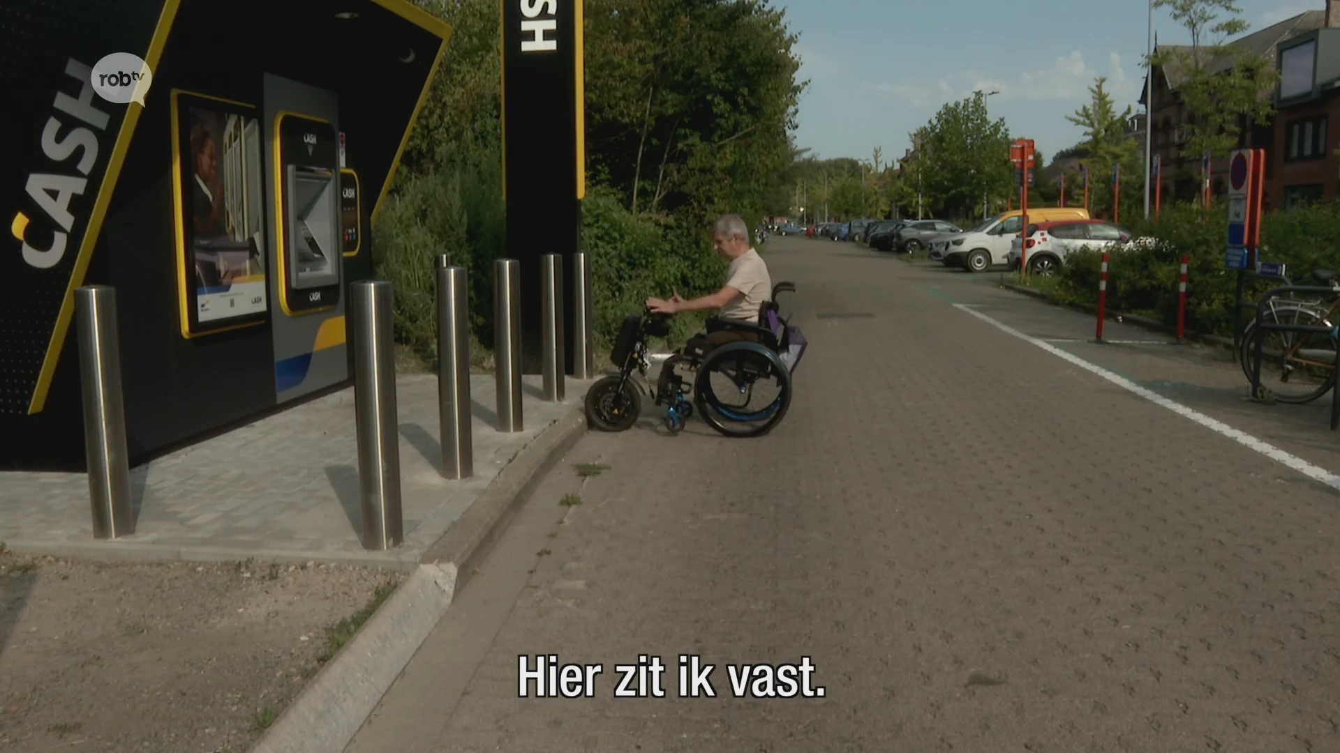Andre (74) geraakt niet bij bankautomaat aan station van Wijgmaal : "Automaat staat aangeduid als toegankelijk voor rolstoelen, dat is niet het geval"