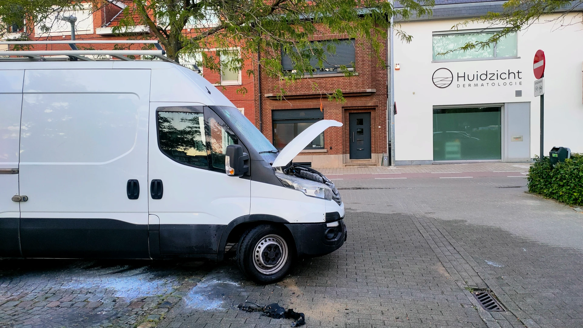 Alerte voorbijgangers voorkomen dat bestelwagen op de Becker-Remyplein in Kessel-Lo uitbrandt