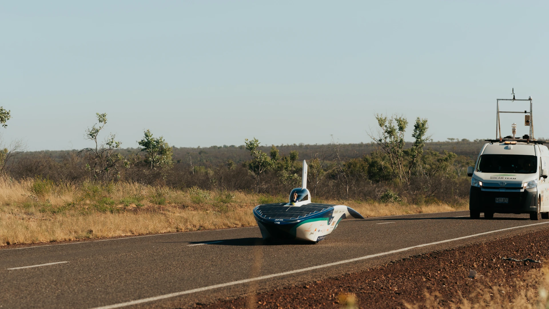 Solarteam van de KU Leuven zakt terug naar derde plaats op WK zonnewagens: "Lekke band en slecht weer zijn spelbrekers"