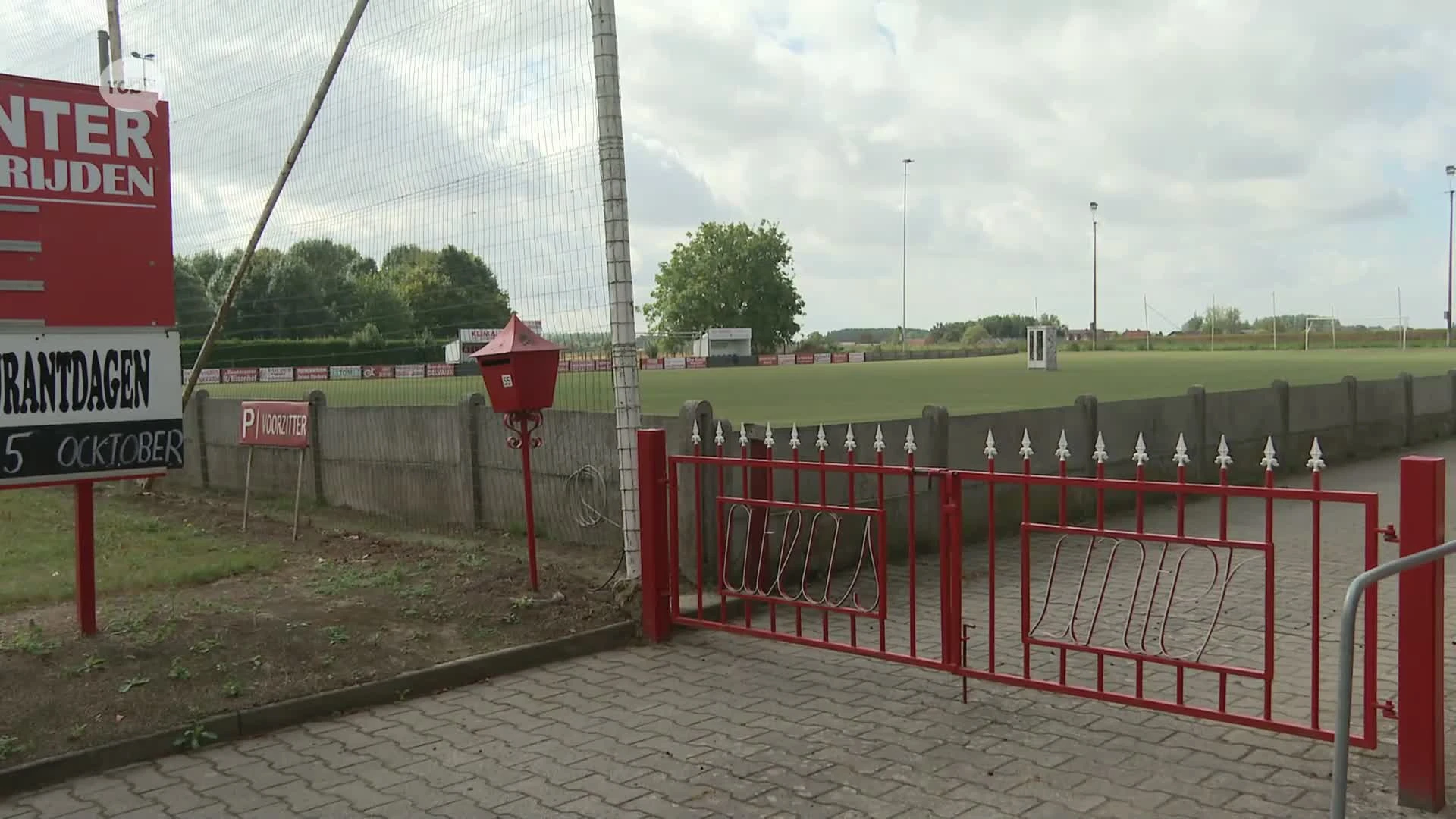 Opvallend beeld: Telefooncel staat pal op middenstip van voetbalclub Atlas Linter