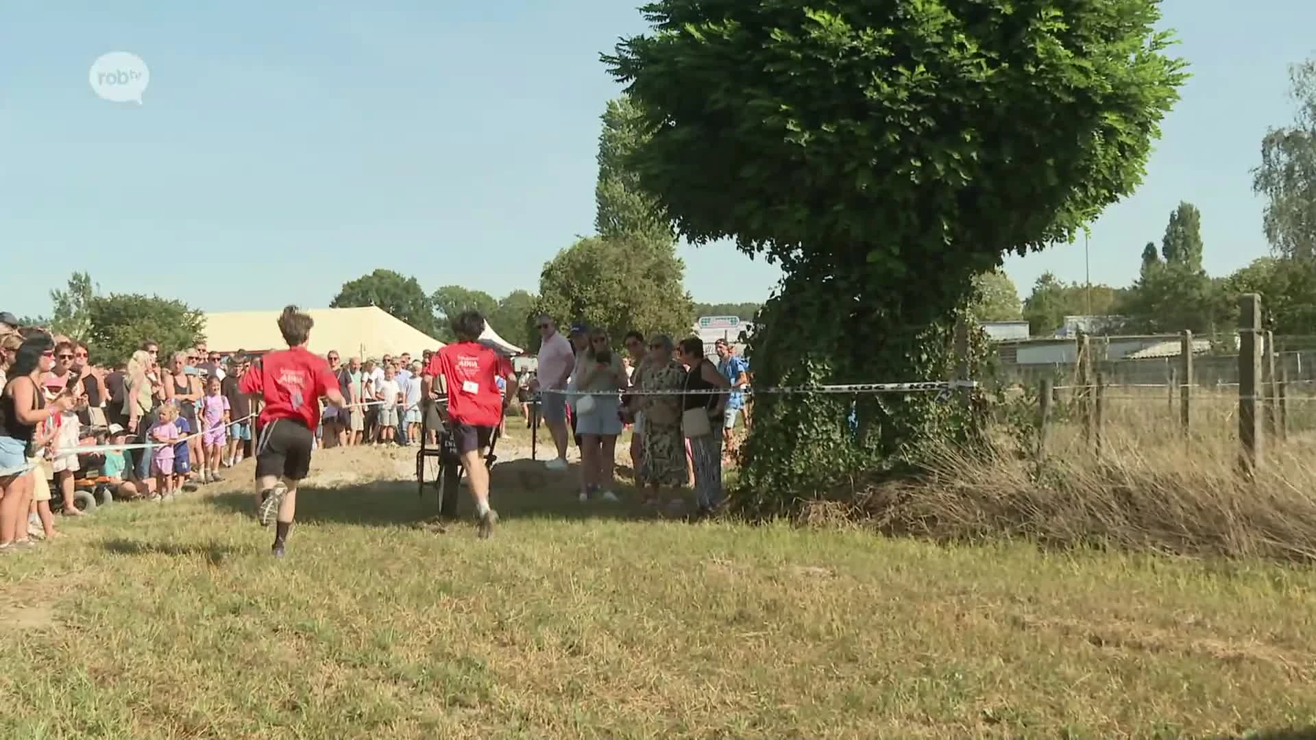 Dit was de 5de editie van  de Kruiwagelkros op Bunge Kermis: "Heel leuk om al die mensen in het water te zien vallen"