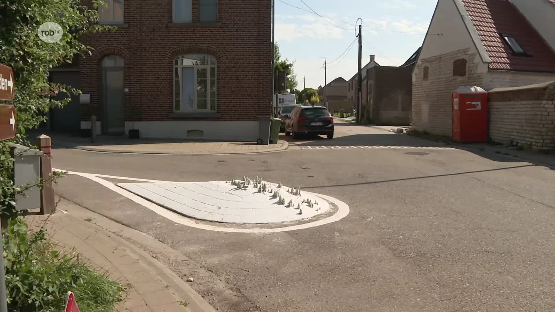"Winterberg" is een kunstwerk in het midden van de openbare weg in Hoegaarden: "Wilden kijken hoe rap een verhaal gaat leven in een dorp"