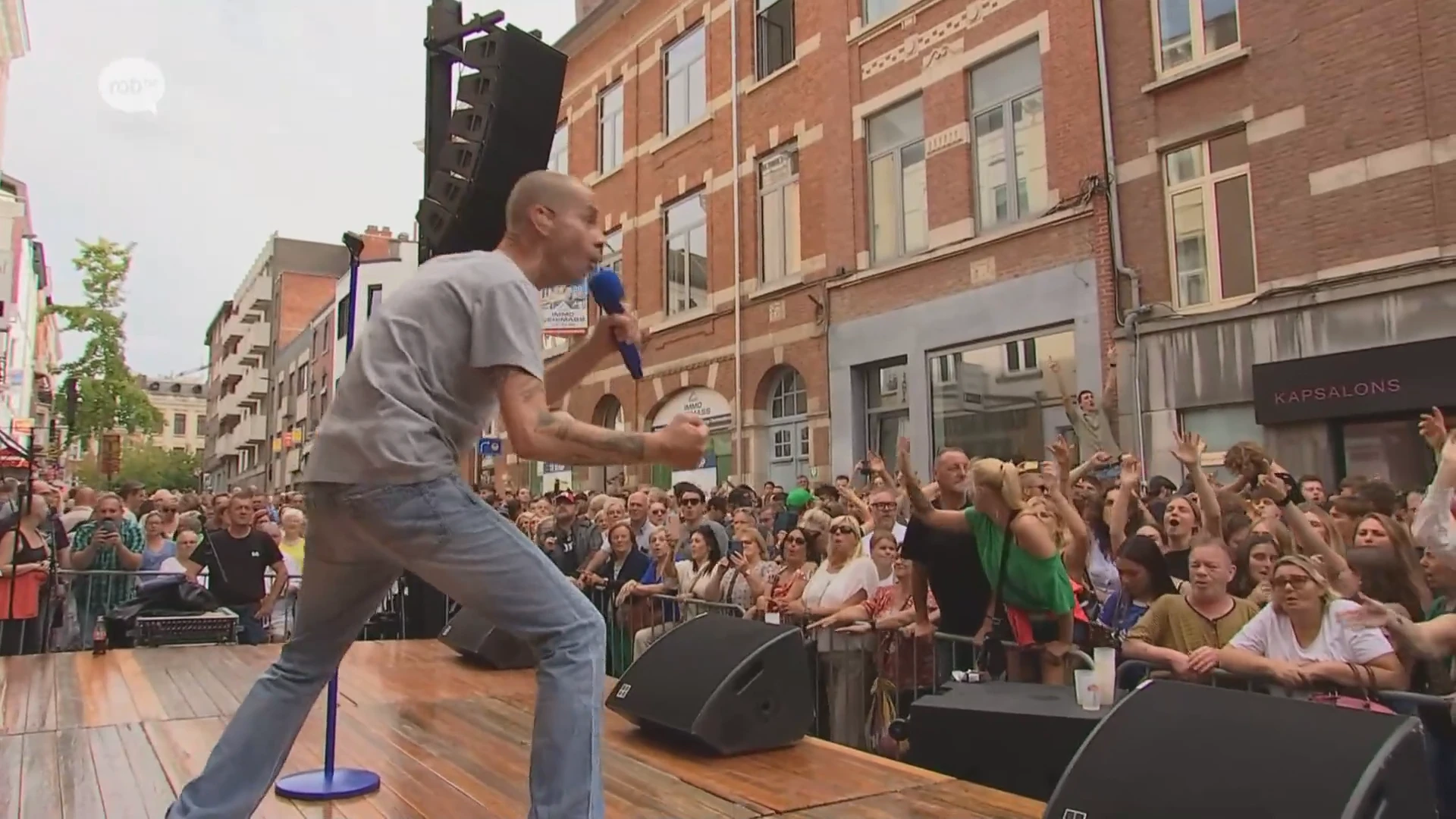 Sam Gooris bespeelt massa volk aan café Jeeskesboom: "Dat is hier ieder jaar ambiance, echt top"