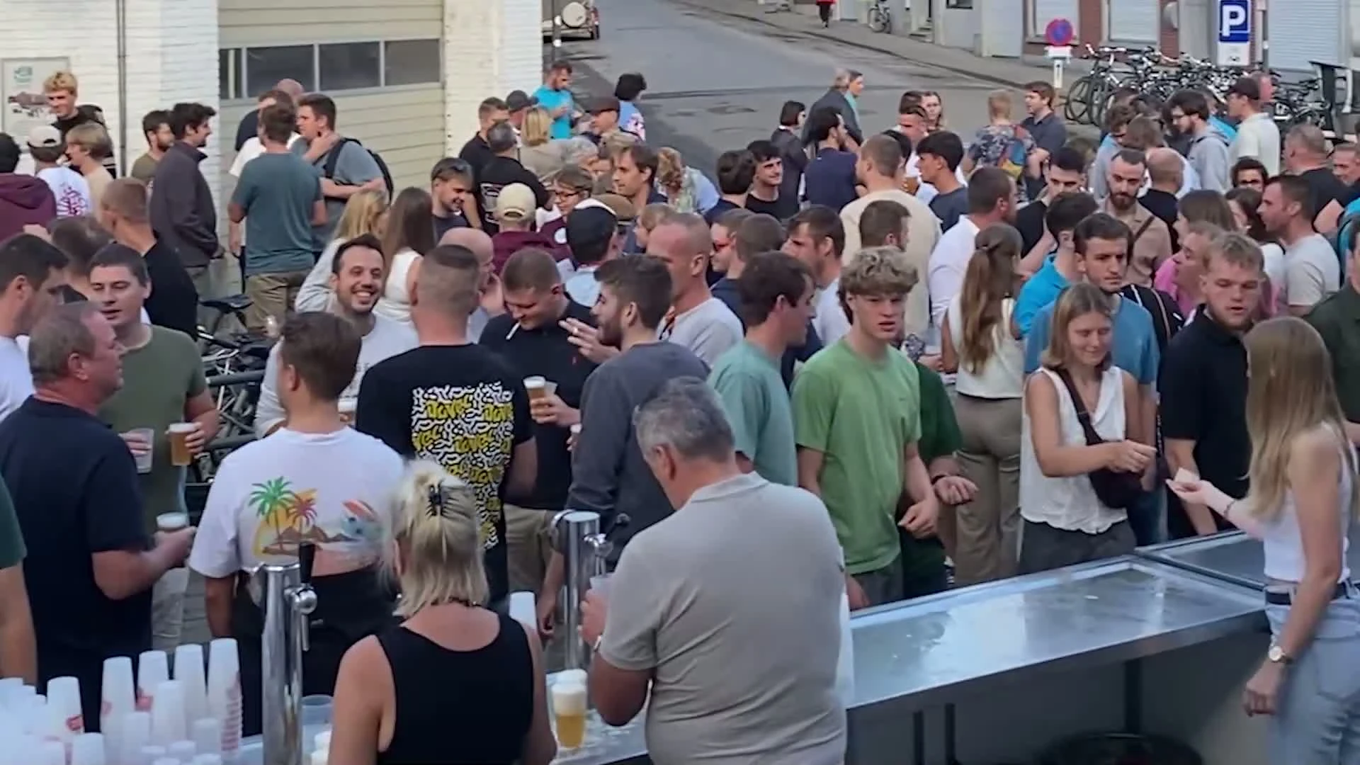 Leuvense Jaarmarkt is traditioneel begonnen met pintjes aan café De Vetten Os, de braderie en de beestenmarkt