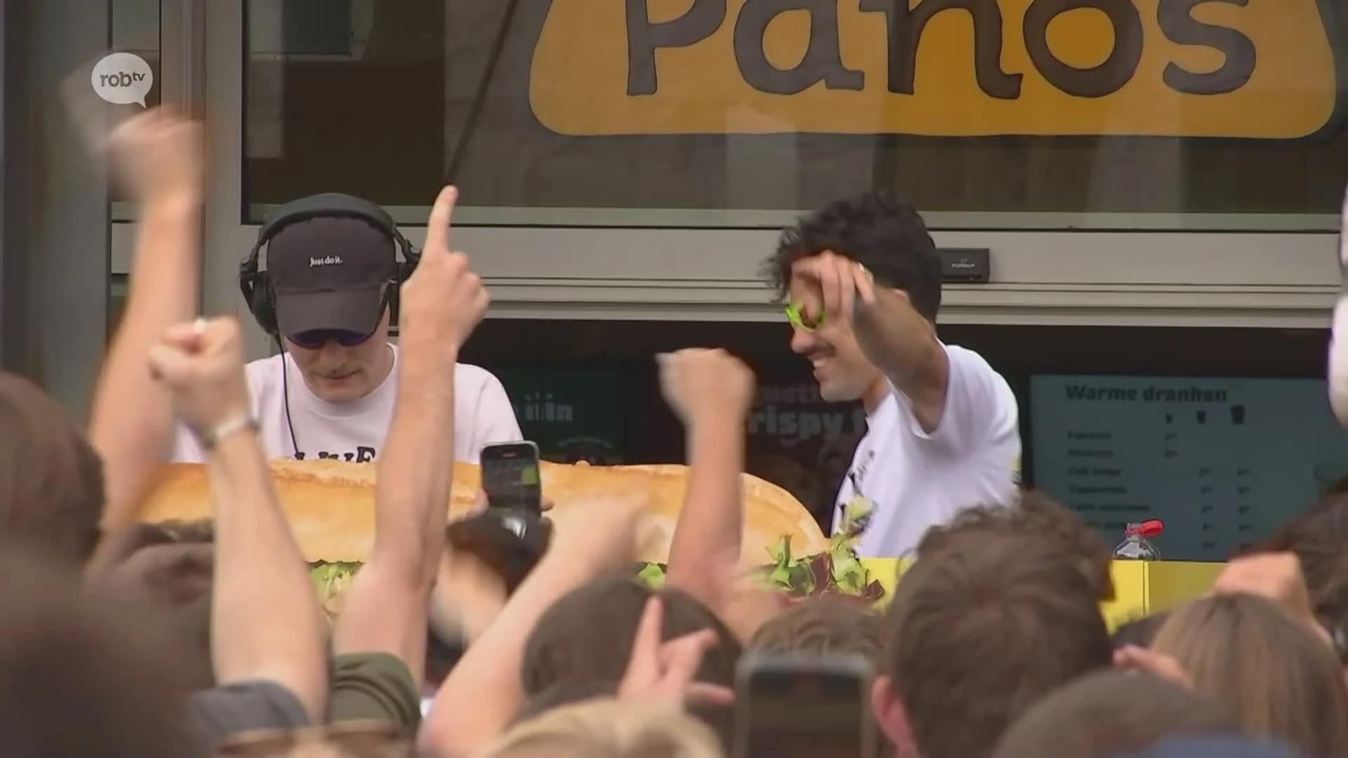 Average Rob laat Martelarenplein in Leuven uit zijn dak gaan met DJ-set: "Voelt een beetje als thuiskomen"