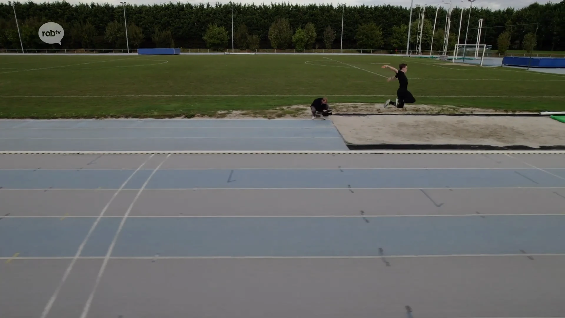 Max Schymkowitz uit Meensel-Kiezegem domineert ver- en hinkstapspringen bij de scholieren: "Ineens zag ik mijn knieschijf omhoog schieten"