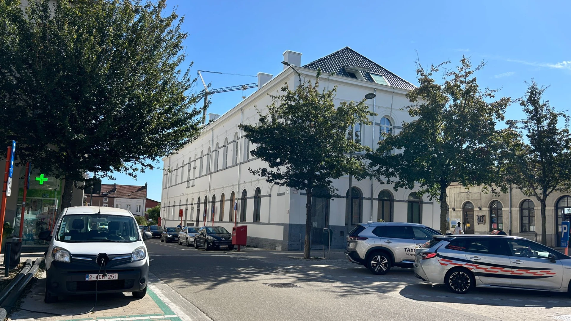 Postgebouw in Tienen is gerenoveerd tot handelsruimte en 20 studentenkamers: "2 ton duivenuitwerpselen moeten opkuisen tijdens renovatie"