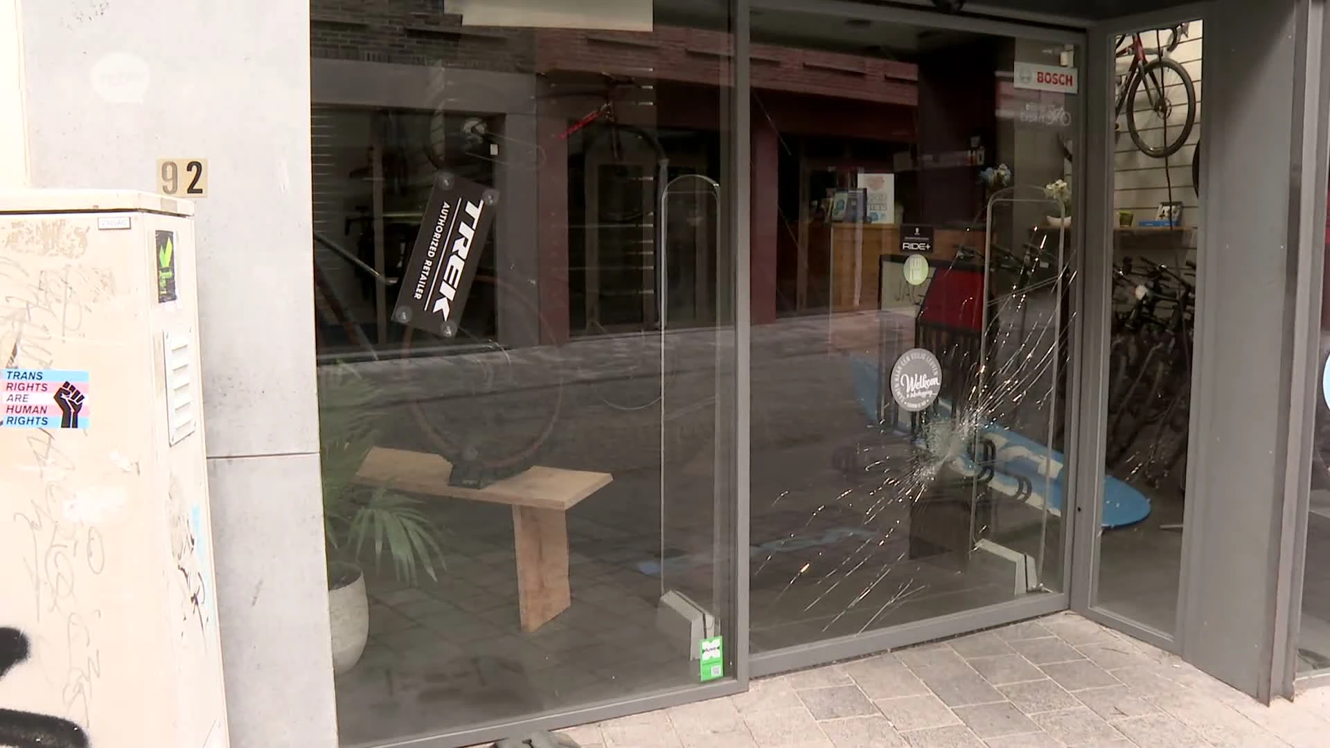 Vitrine fietsenwinkel Rijwielen Jacobs vernield tijdens ruzie: "Ingetrapt door jongeren"