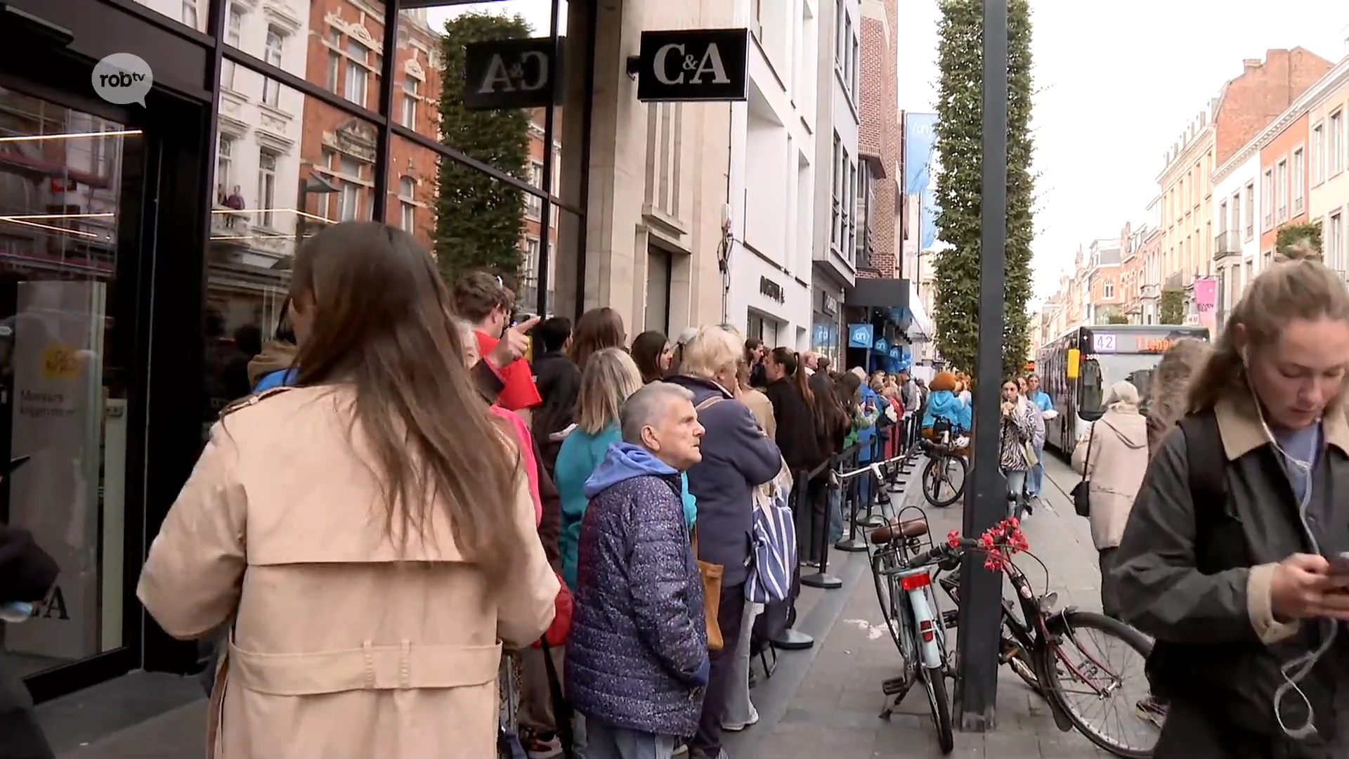 Grote opkomst voor opening eerste Albert Heijn in Leuven: "Ik sta hier al sinds half acht vanochtend"