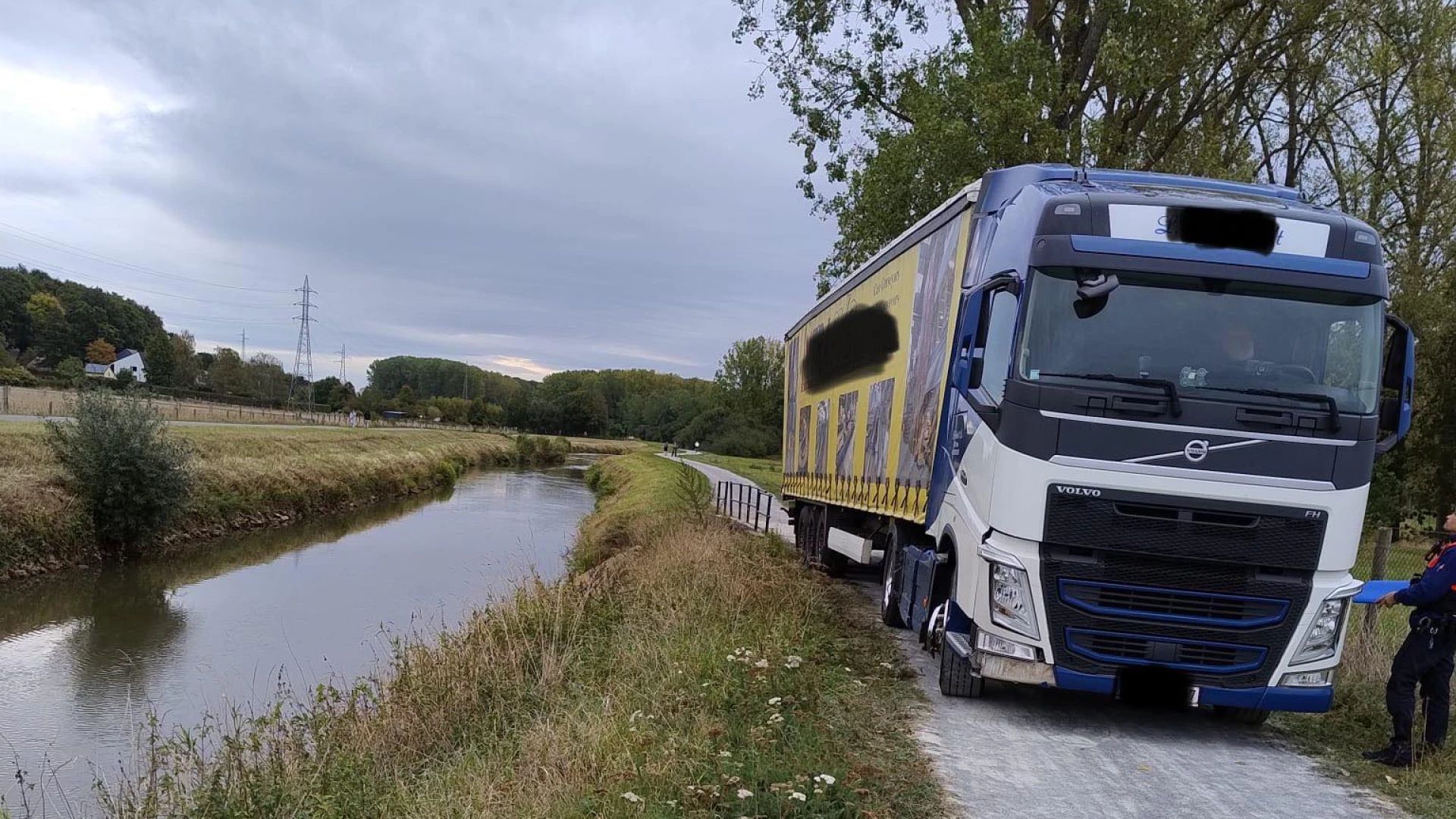 Hoofdafbeelding voor artikel Vrachtwagen vastgereden op…