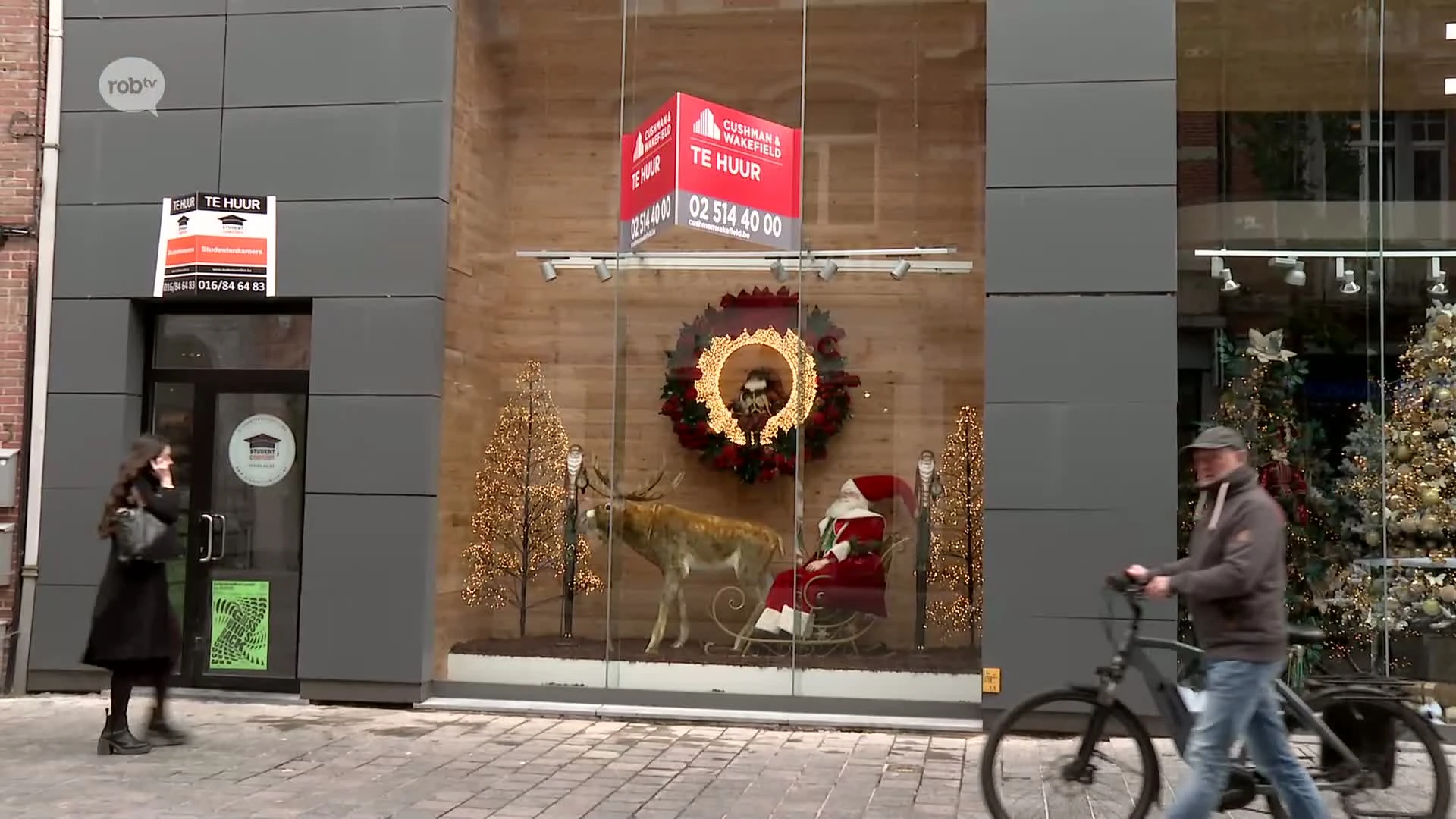 Nu al kerstversiering in Leuvense etalages, maar met opvallende reden
