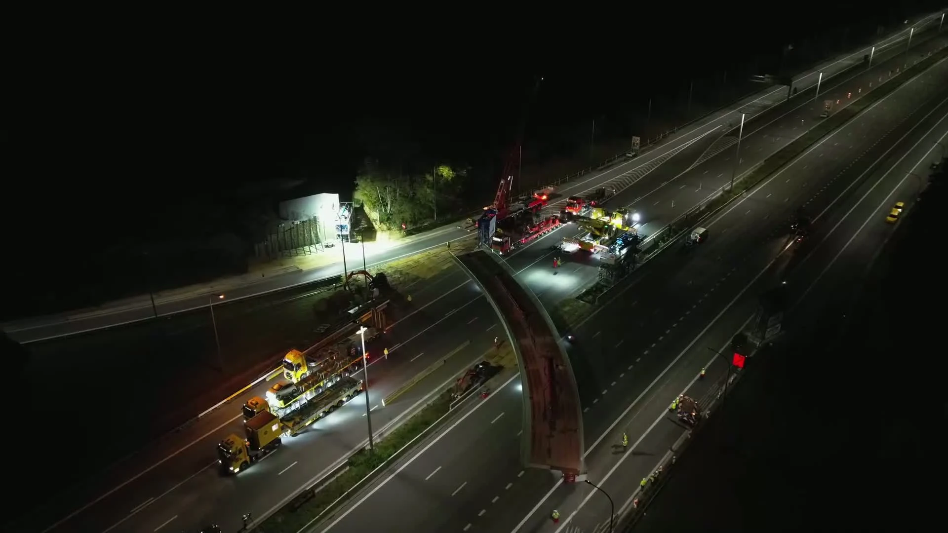 BEKIJK: Nieuwe fietsbrug over E40 in Heverlee vannacht geplaatst