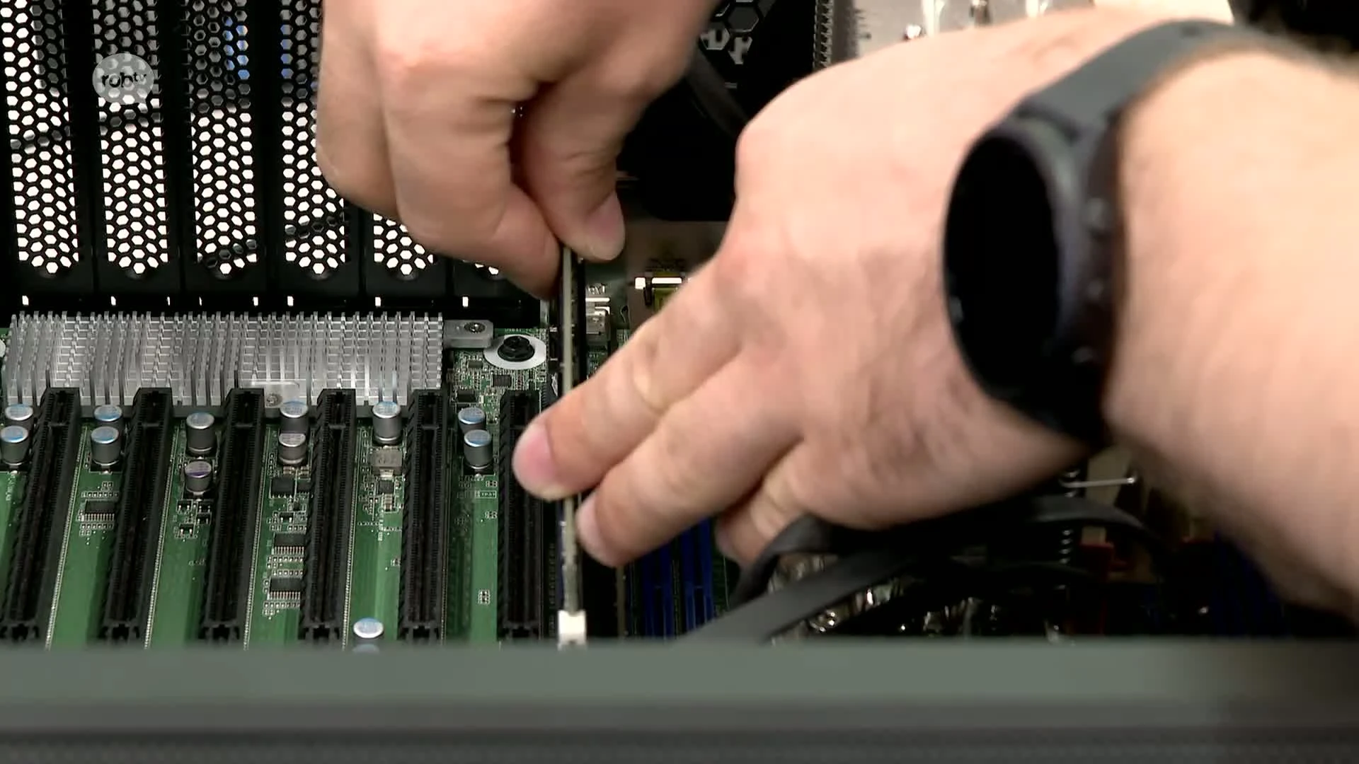 Hoofdafbeelding voor artikel Onderzoekers KU Leuven hacken…