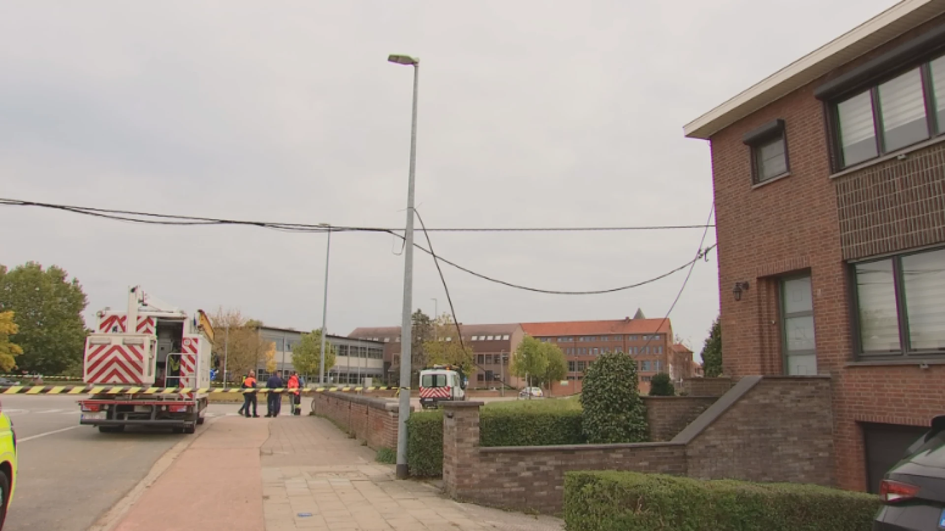 Hoofdafbeelding voor artikel Vrachtwagen rijdt tegen paal…