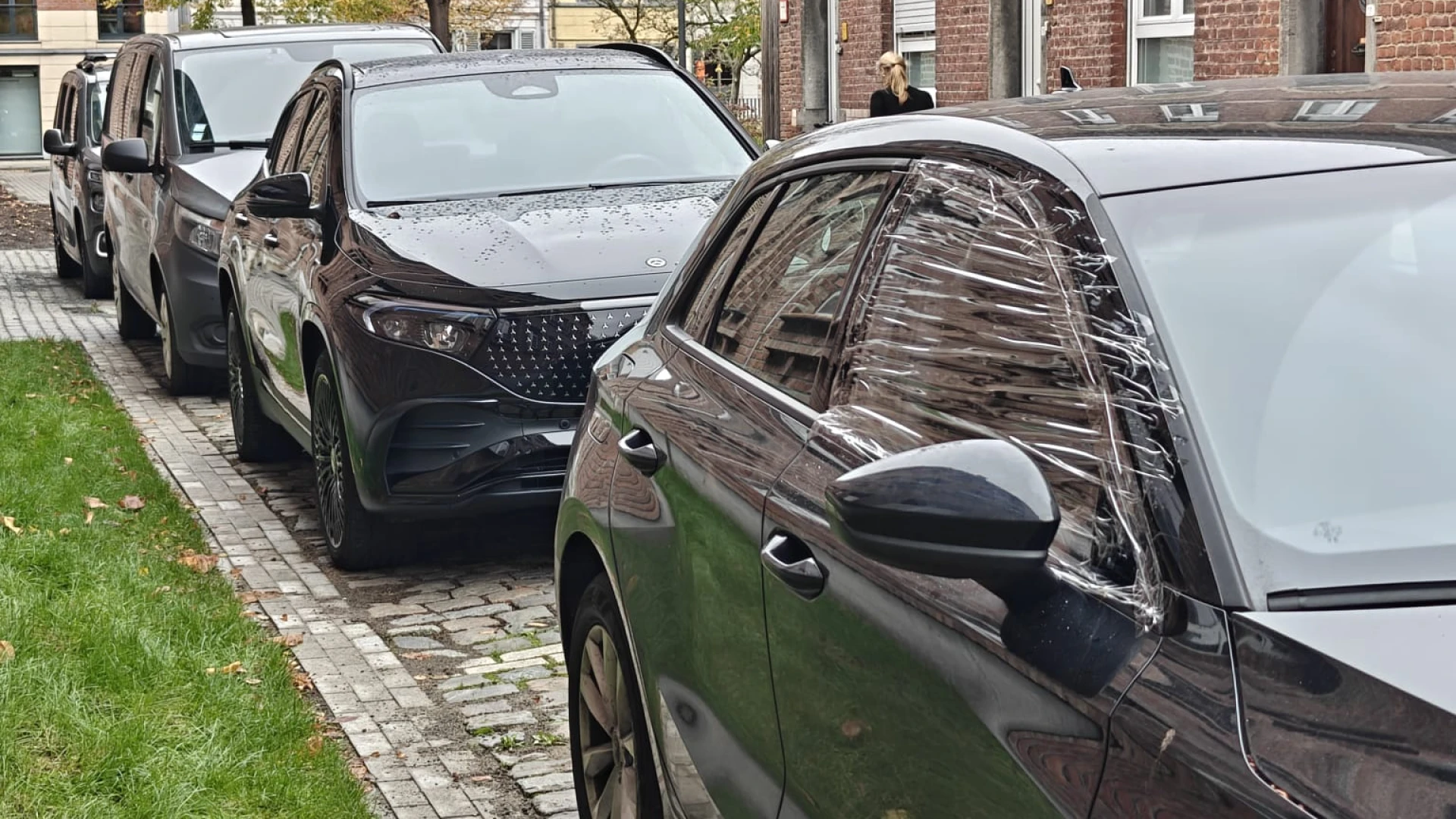 Hoofdafbeelding voor artikel Dieven slaan ramen stuk van…