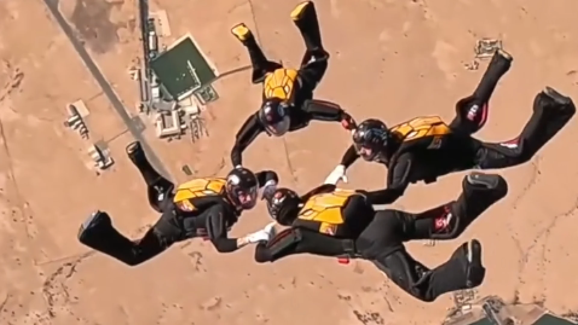 Hoofdafbeelding voor artikel Militair parachuteteam HayaBusa…