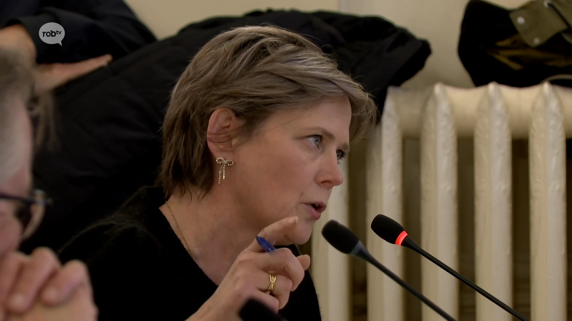 Hoofdafbeelding voor artikel Oppositie trekt fel van leer…