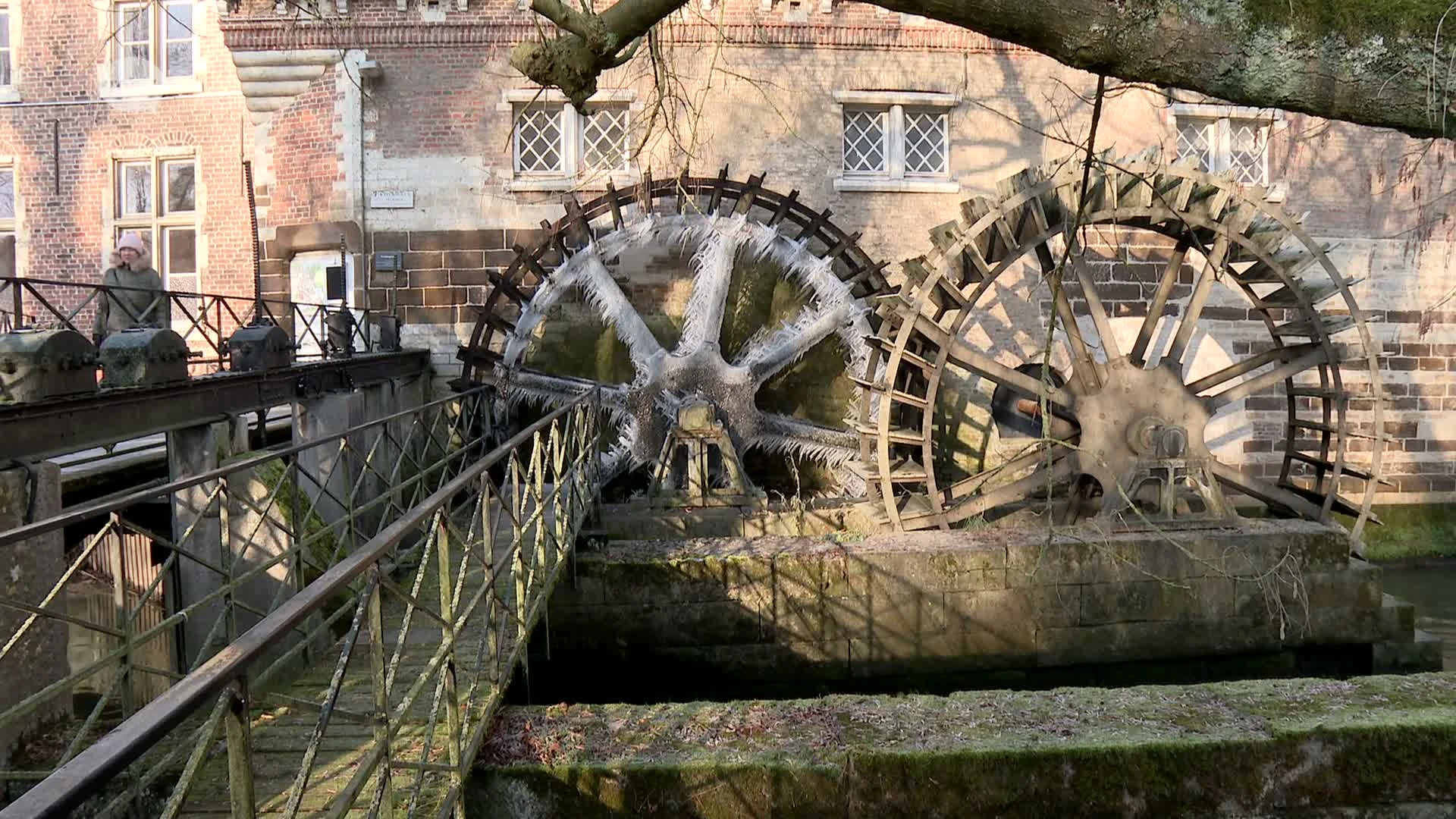 Hoofdafbeelding voor artikel Bevroren watermolen lokt nieuwsgierigen…