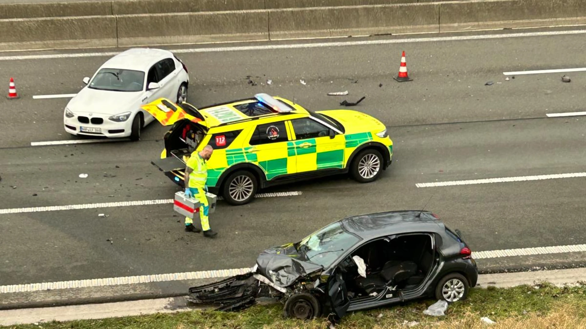 Hoofdafbeelding voor artikel Auto rijdt in op file op E40…