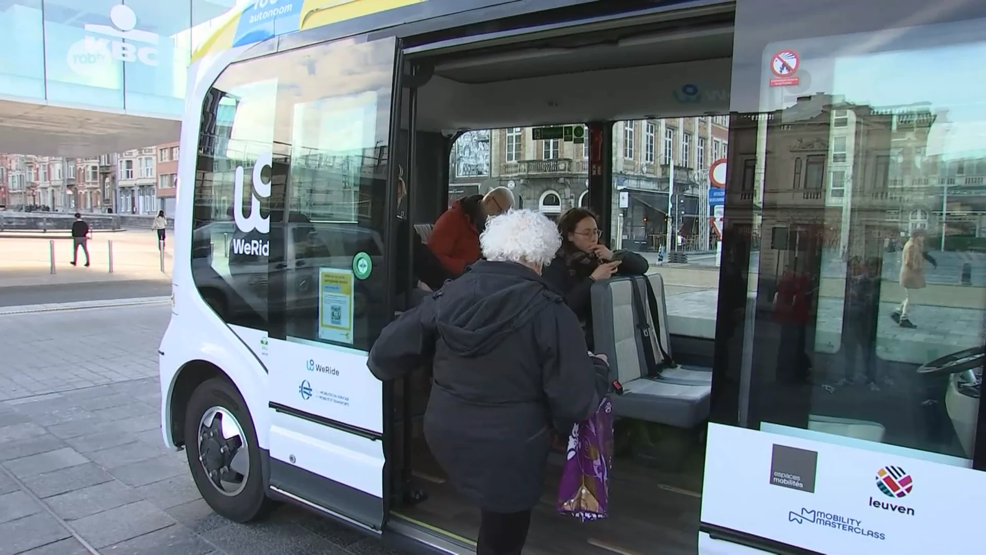 Hoofdafbeelding voor artikel BEKIJK: Eerste passagiers…