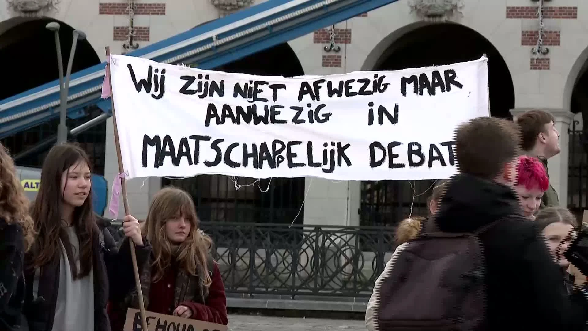 Hoofdafbeelding voor artikel Twintigtal scholieren protesteert…