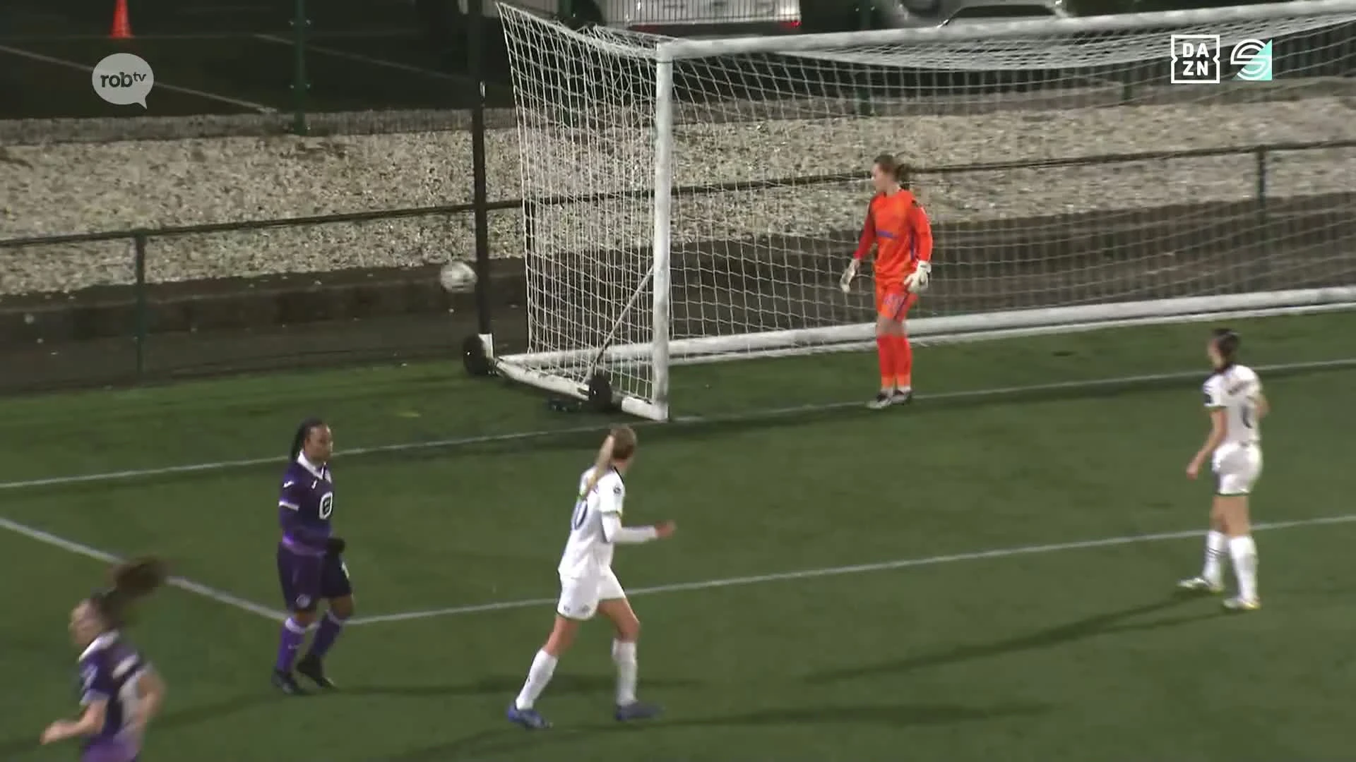 Hoofdafbeelding voor artikel OH Leuven Women veegt de vloer…