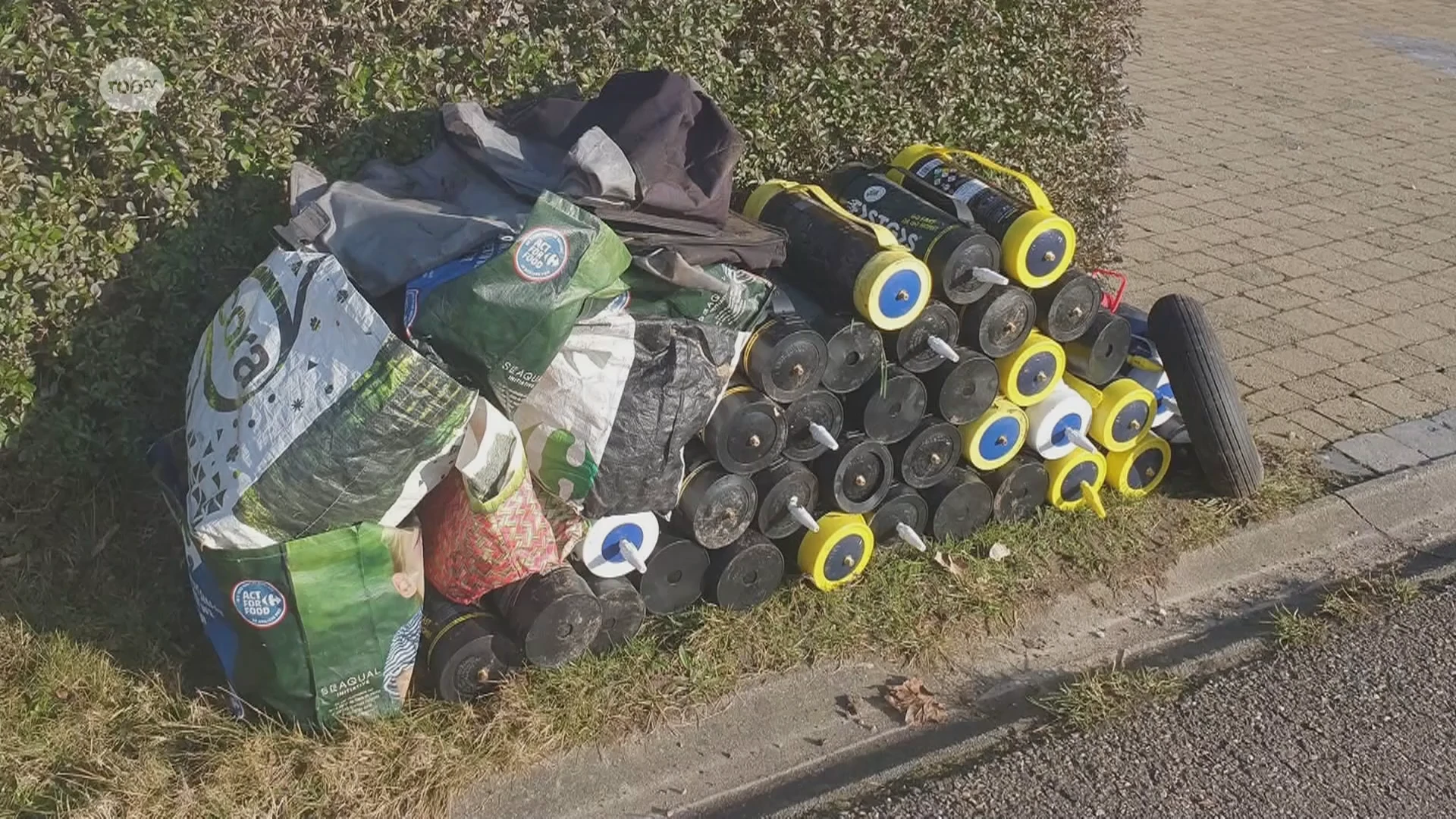 Hoofdafbeelding voor artikel 35 lege bussen lachgas gevonden…