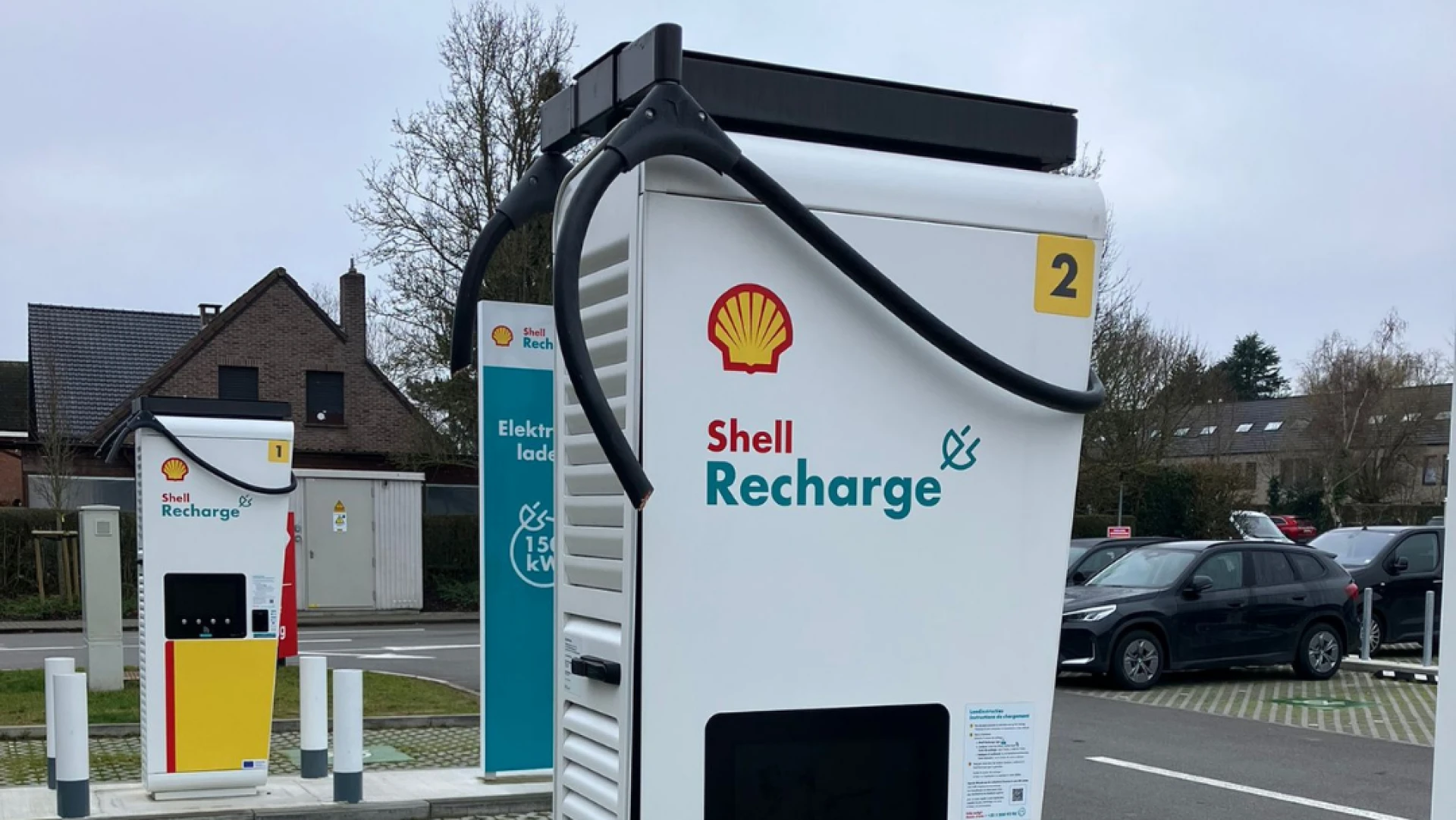 Hoofdafbeelding voor artikel Kabels van 4 snelladers aan…