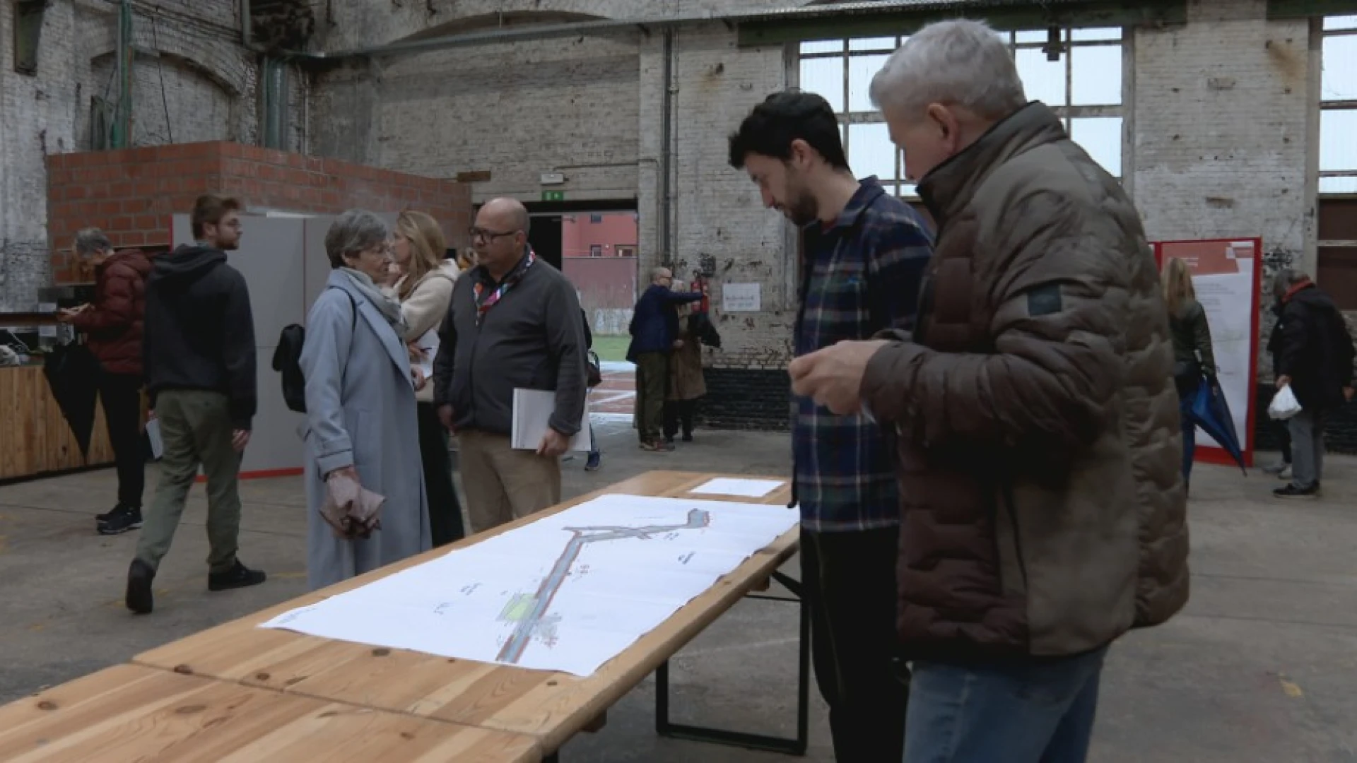 Hoofdafbeelding voor artikel Buurtbewoners kijken plannen…