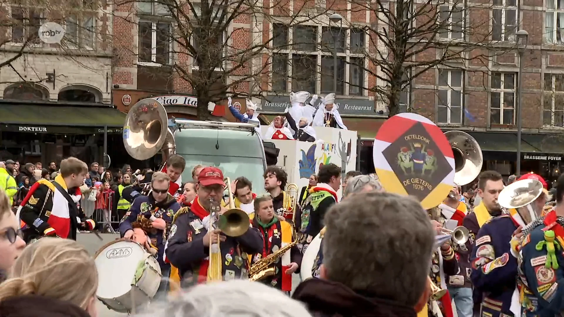 Hoofdafbeelding voor artikel 35 wagens en veel snoep: carnavalstoet…