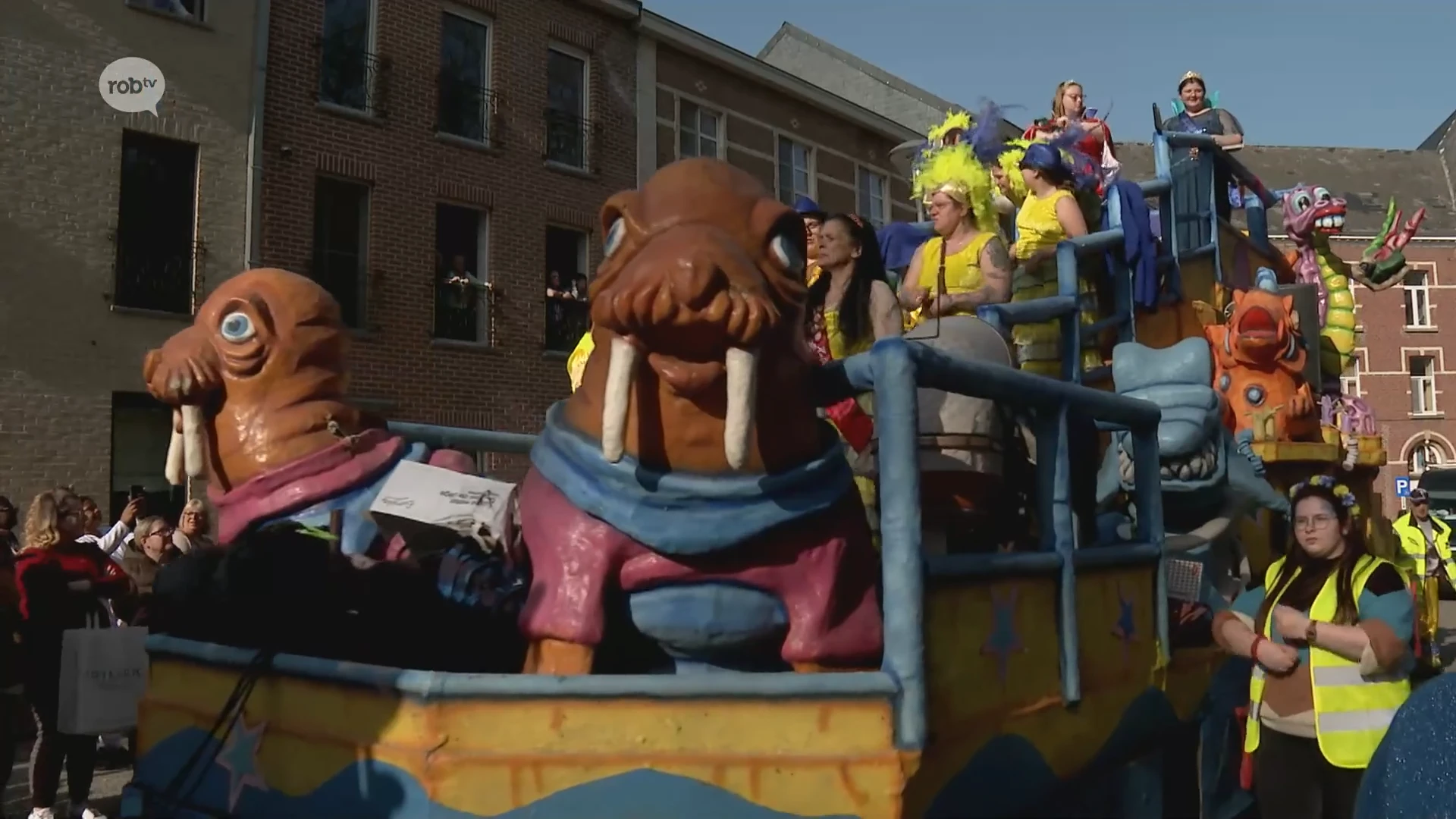 Hoofdafbeelding voor artikel Carnavalstoet trekt door straten…