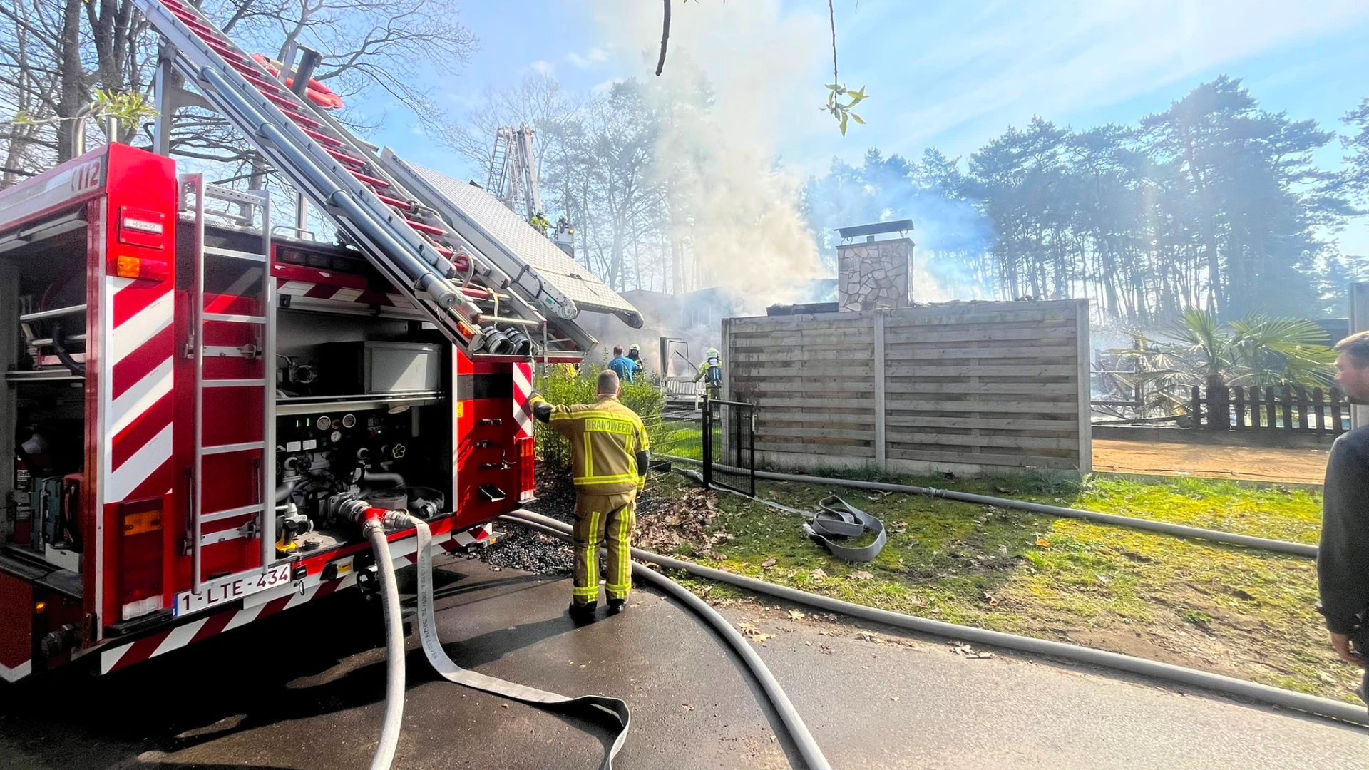 Hoofdafbeelding voor artikel Grote brand in alleenstaande…