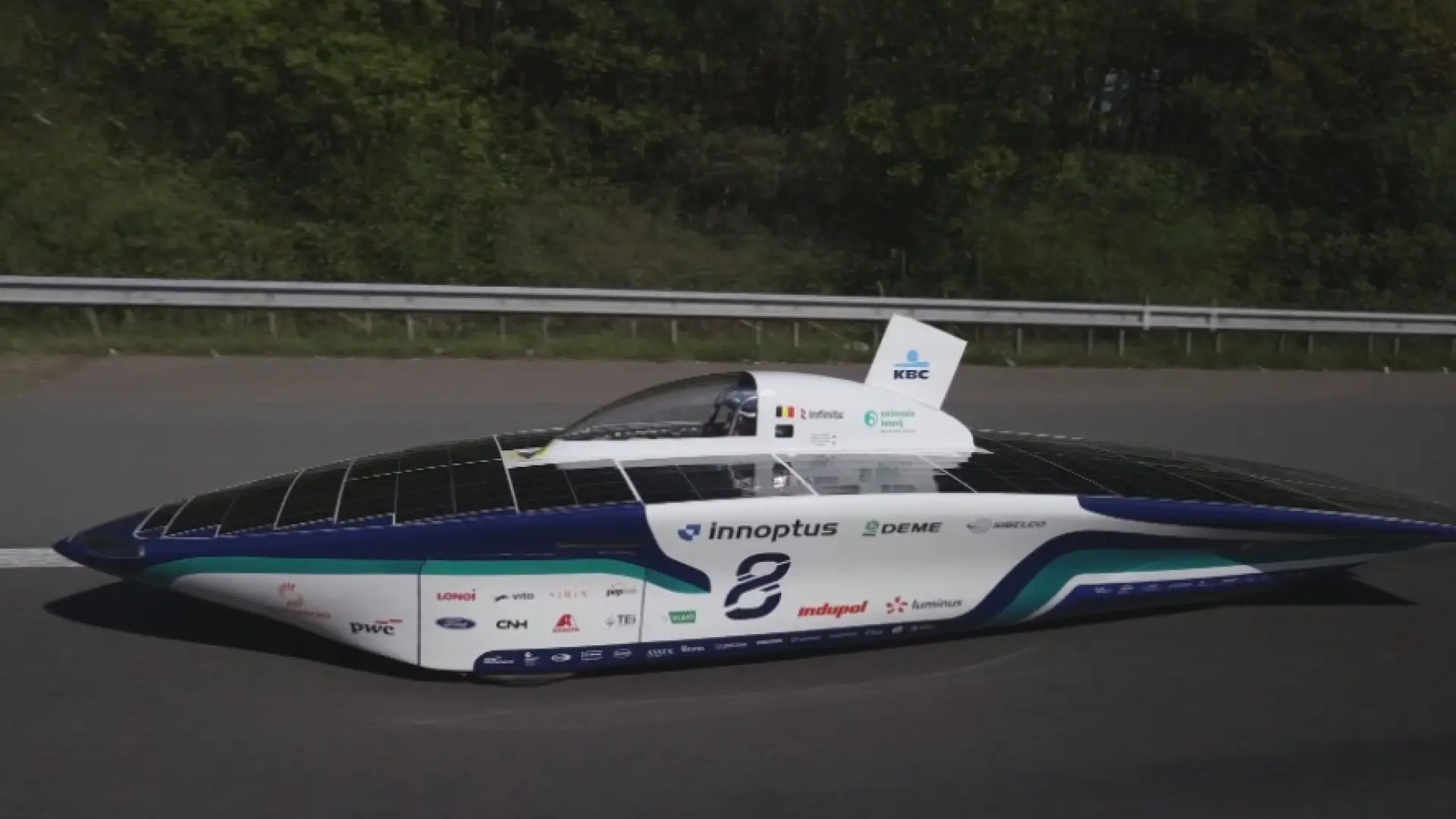 Hoofdafbeelding voor artikel Zonnewagen van KU Leuven rijdt…