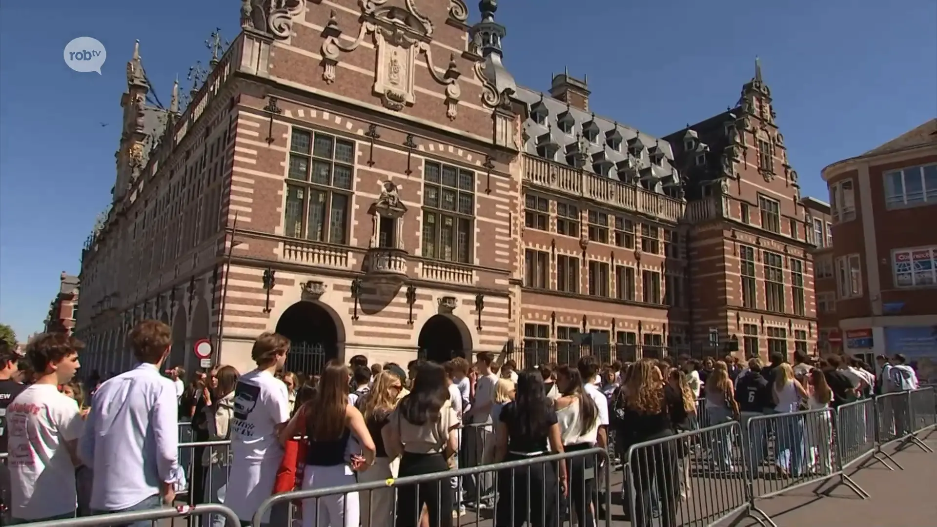 Hoofdafbeelding voor artikel Tot meer dan een uur wachten…