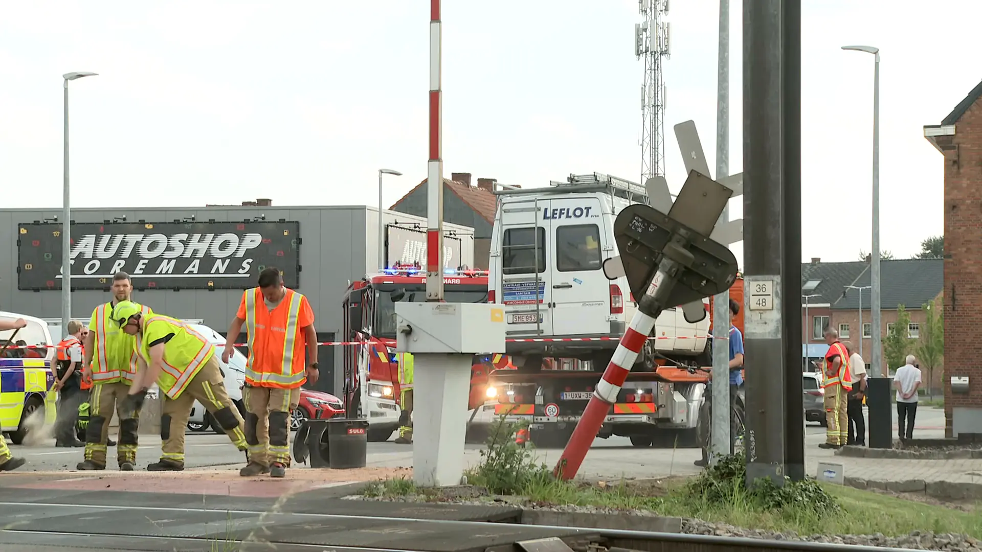 Hoofdafbeelding voor artikel Bestelwagen botst met voorbijrijdende…