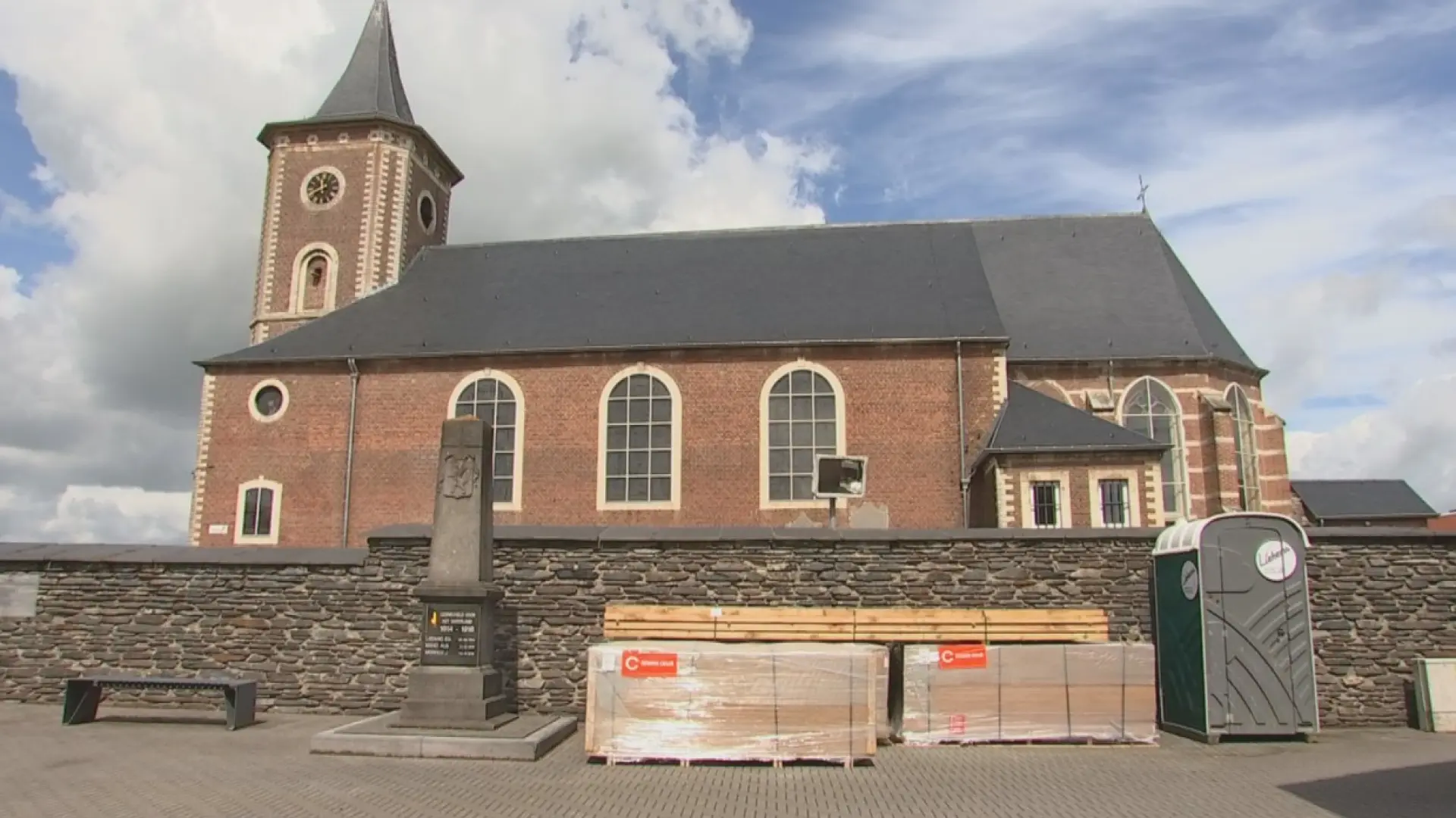Hoofdafbeelding voor artikel Werken aan kerk Hoeleden officieel…