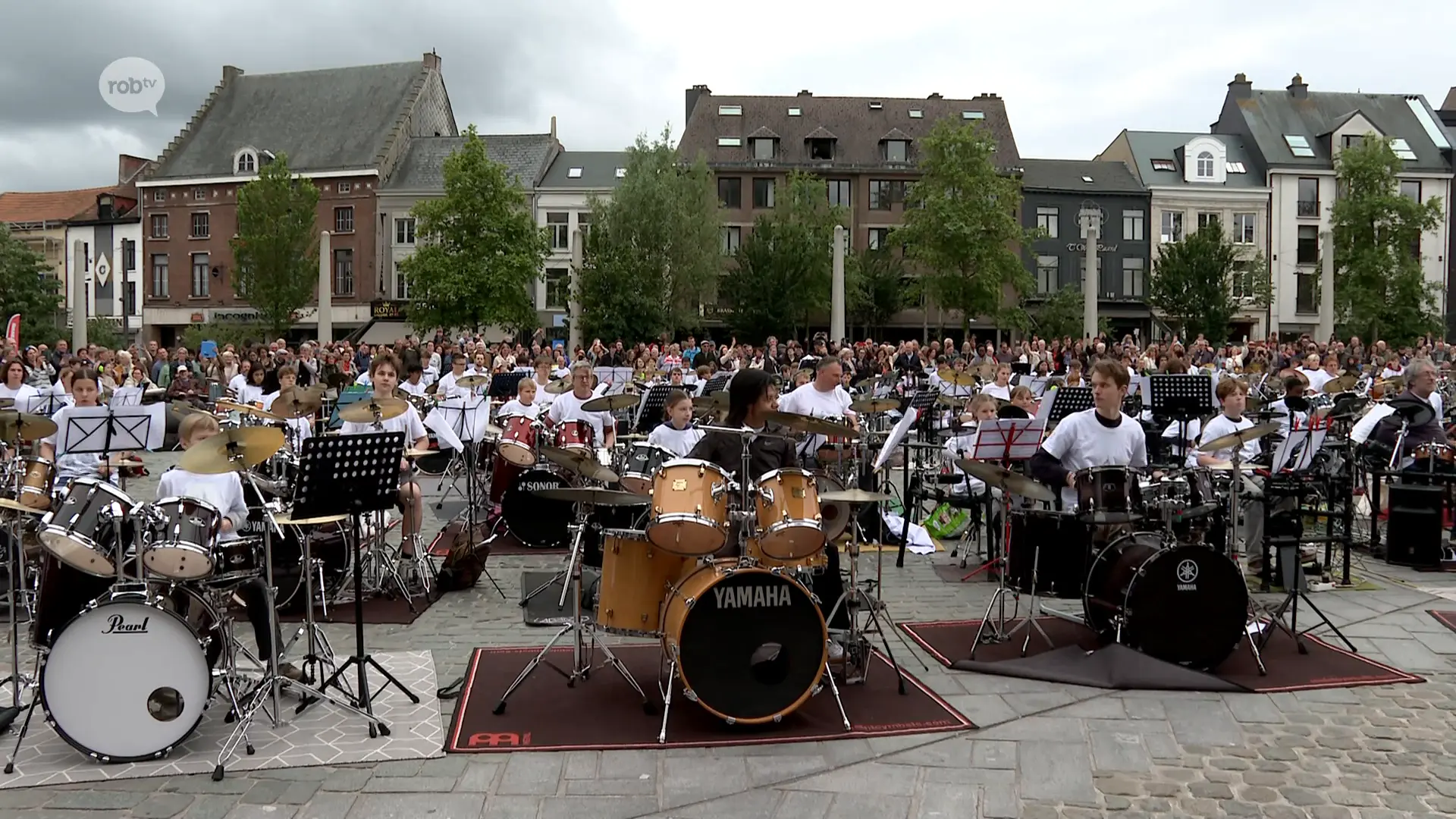 Hoofdafbeelding voor artikel 150 drummers drummen samen…