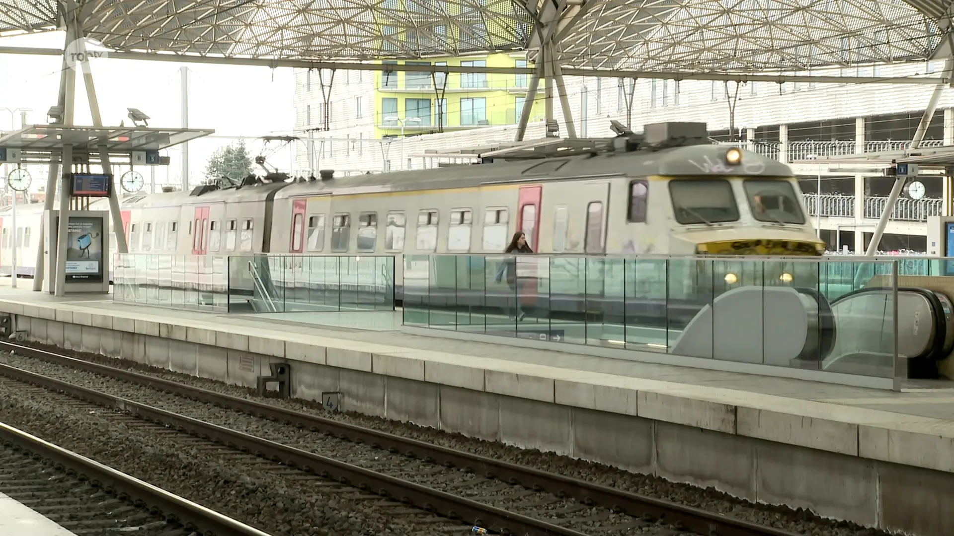 Hoofdafbeelding voor artikel NMBS schaft enkele P-treinen…