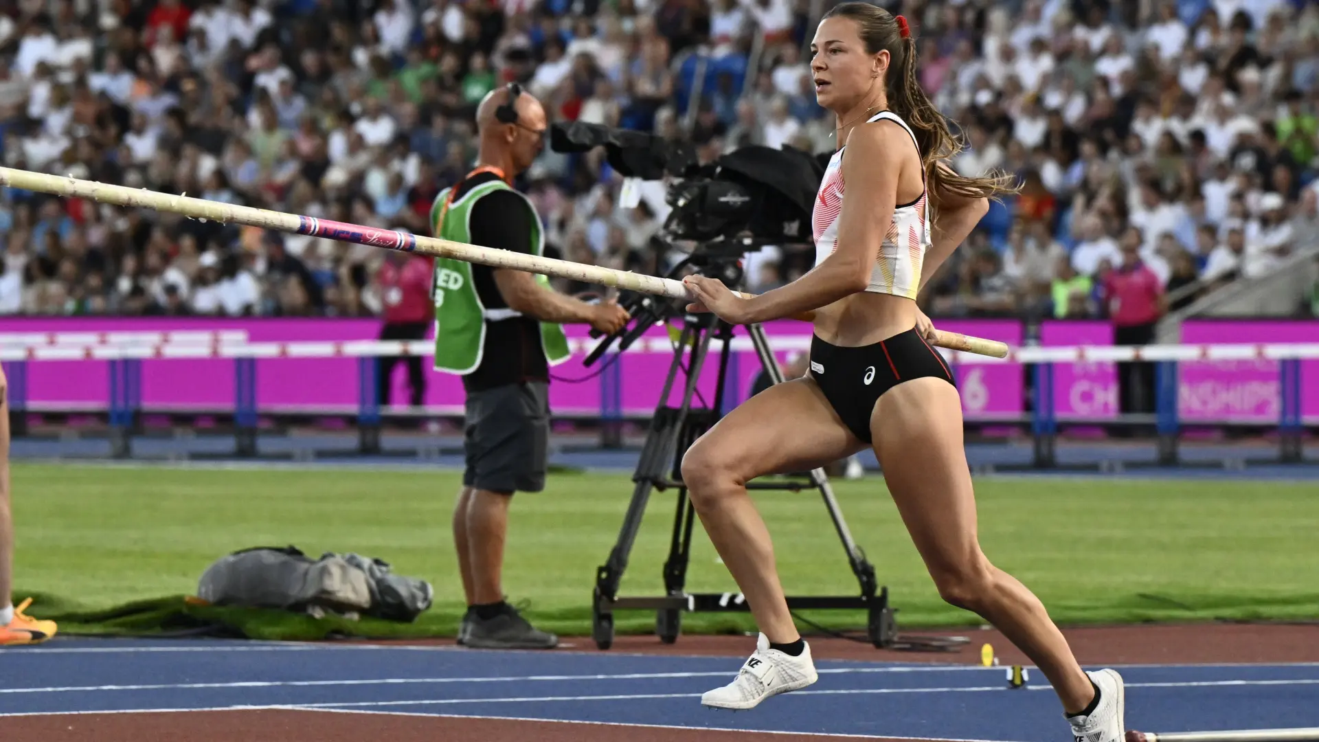 Hoofdafbeelding voor artikel Polsstokspringster Elien Vekemans…