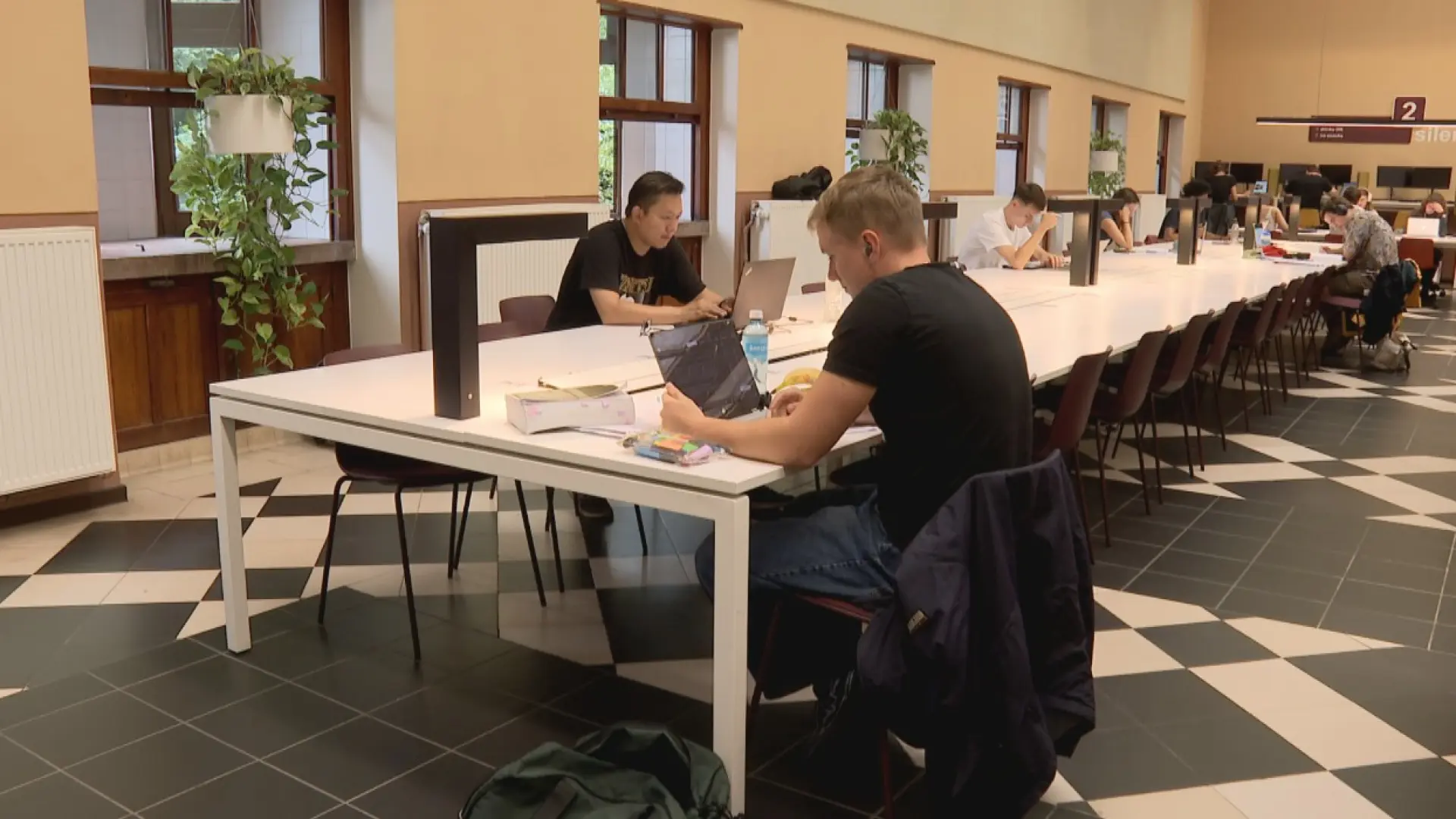 Hoofdafbeelding voor artikel Studenten met tweede zit studeren…