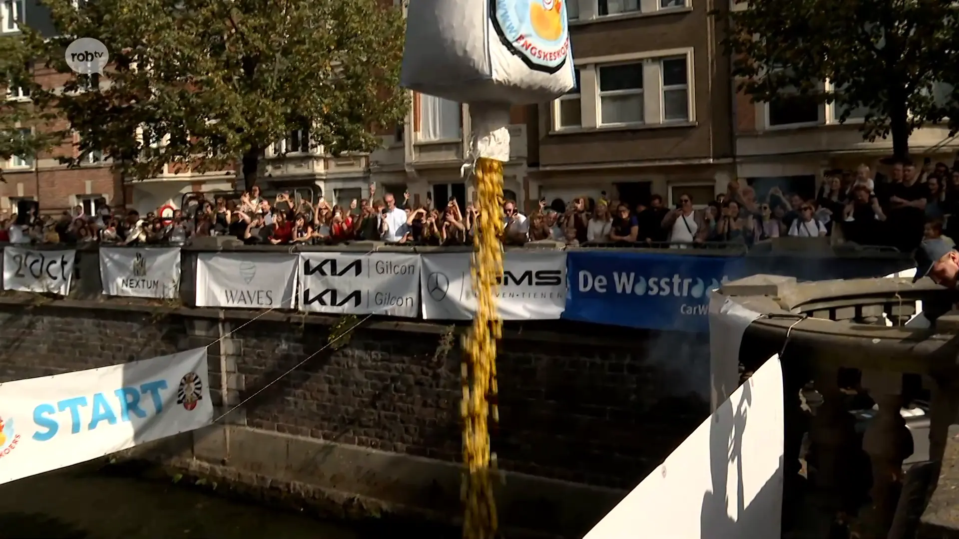 Hoofdafbeelding voor artikel 10 000 badeendjes nemen het…