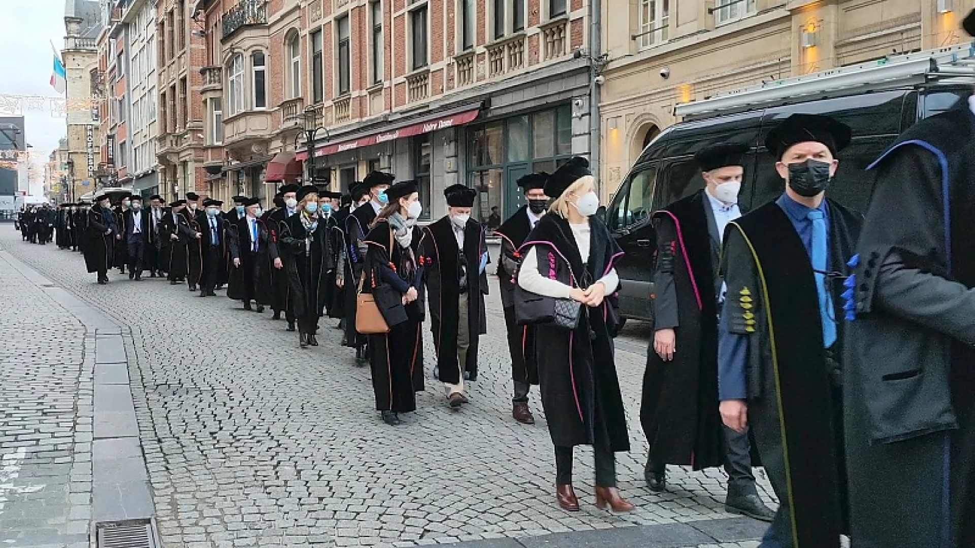 Studenten en docenten vullen de Leuvense straten: KU Leuven viert vandaag het jaarlijkse Patroonfeest