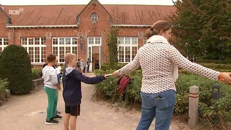 Mensenketting om boeken te verhuizen in Tremelo