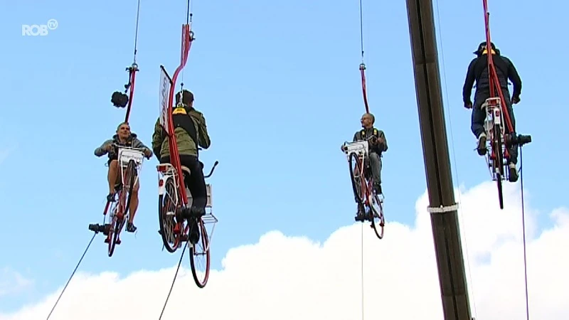 Niels Albert en Bert Longin gaan al fietsend samen van de grond