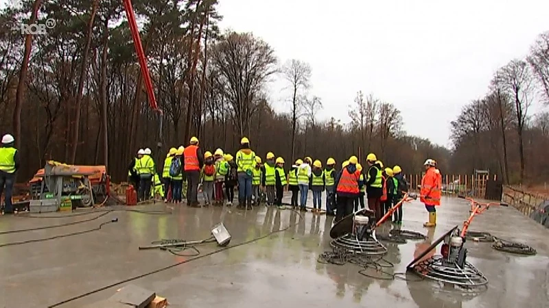 Betreden op eigen risico: basisschool Blanden doet opvallende schooluitstap naar nieuw ecoduct