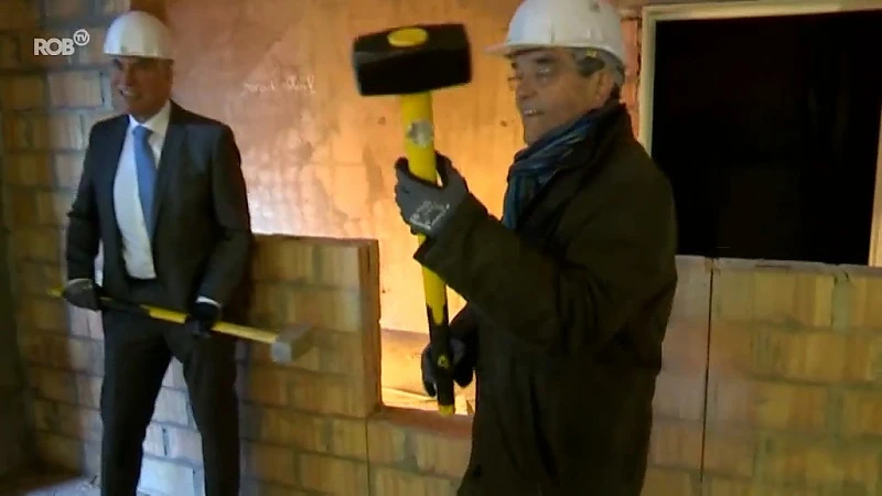 Louis Tobback sloopt eerste muur van Sint-Pietersziekenhuis