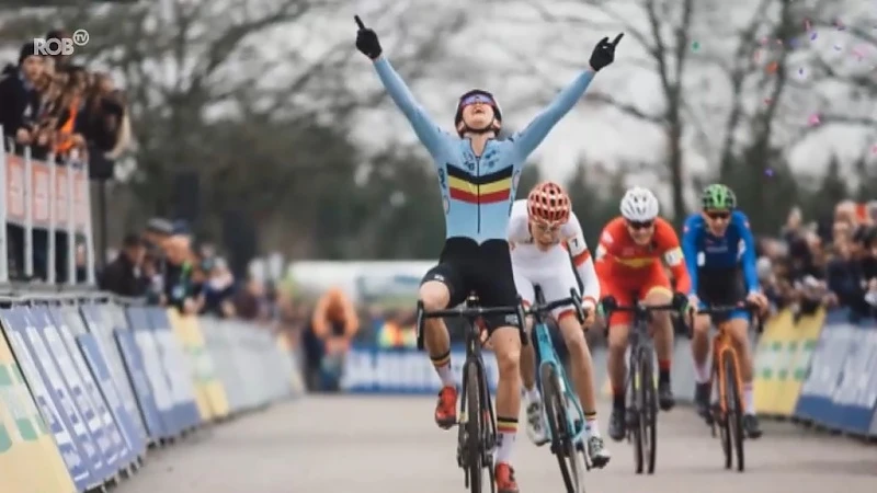 Thibau Nys is eerste Belg ooit die als eerstejaarsjunior een wereldbekercross wint