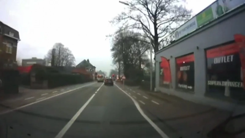 Dashcam filmt roekeloze buschauffeur die levensgevaarlijk manoeuvre uithaalt op Provinciesteenweg