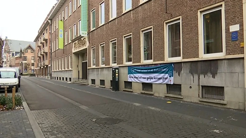 Muur van schoolgebouw in Diest besmeurd met graffiti tijdens Chrysostomos